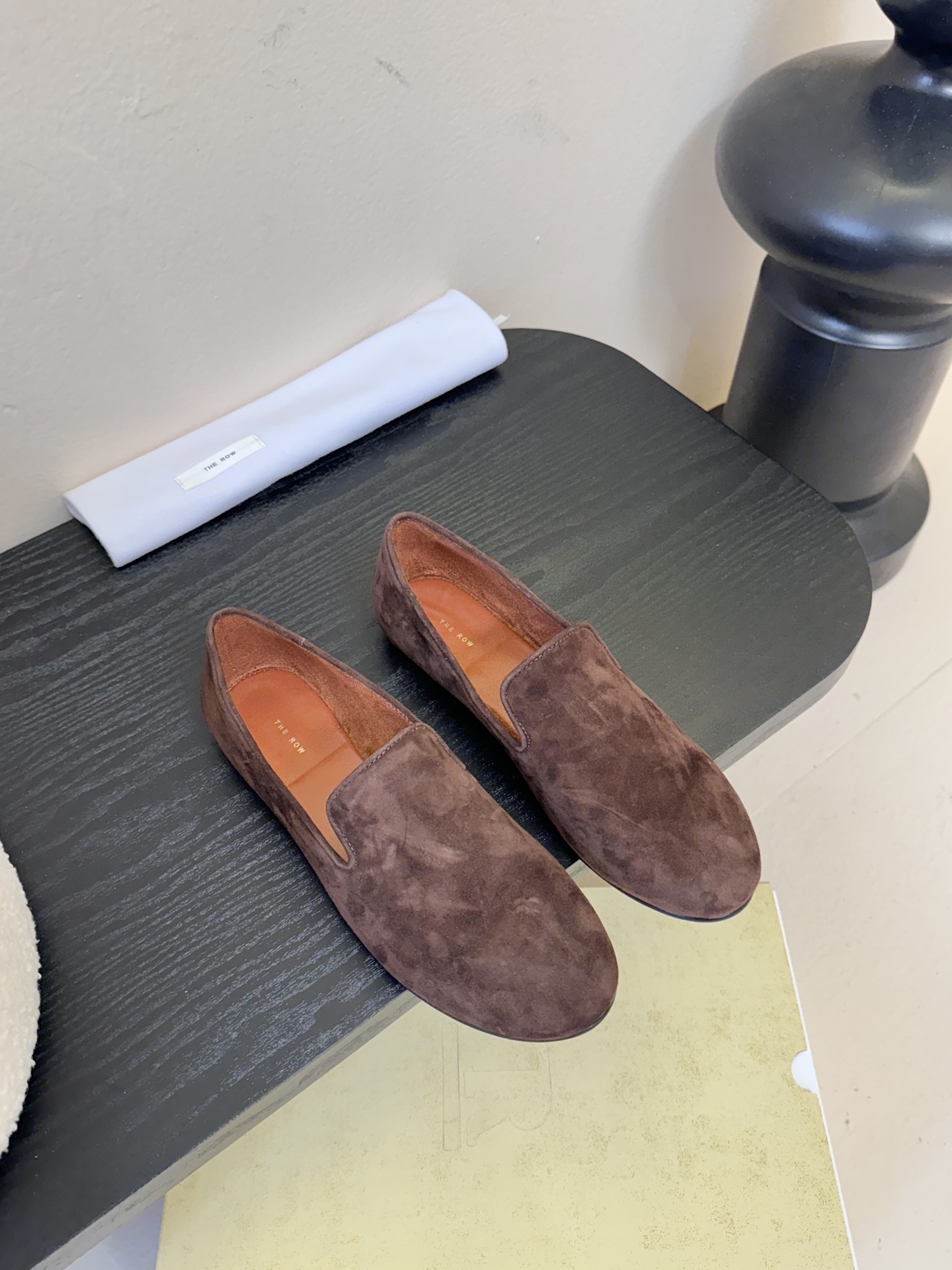 THE ROW 26春夏新款 TR简易麂皮复古玛丽珍鞋平底乐福鞋单鞋延续了一贯的极简风格！一个极其低调且