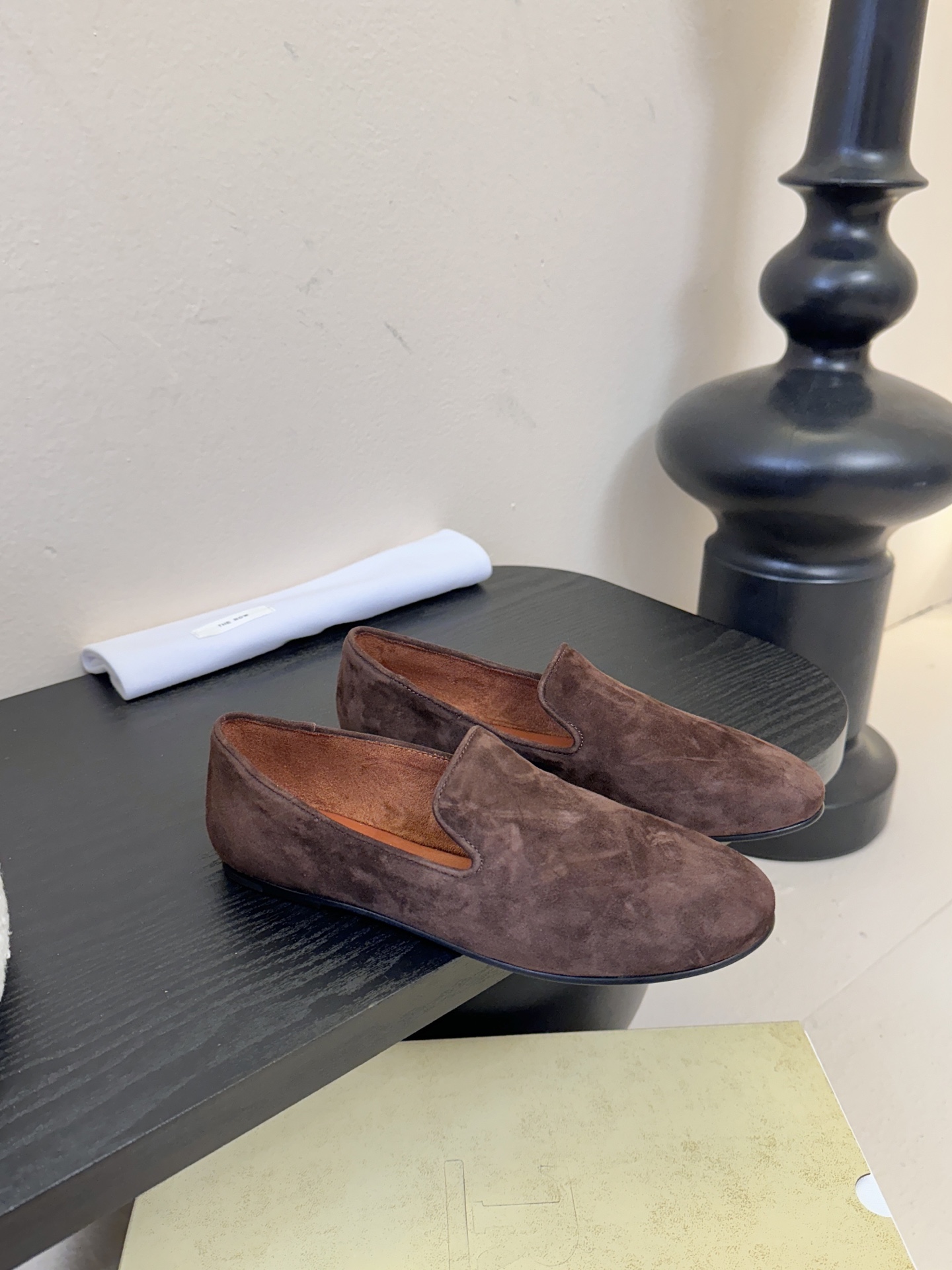 THE ROW 26春夏新款 TR简易麂皮复古玛丽珍鞋平底乐福鞋单鞋延续了一贯的极简风格！一个极其低调且