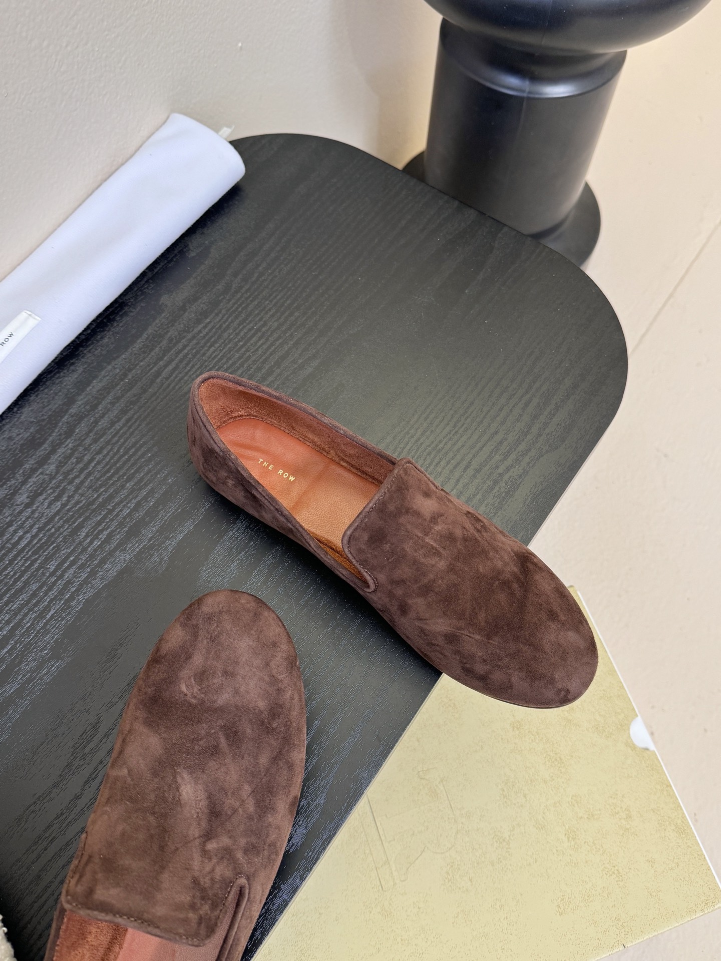 THE ROW 26春夏新款 TR简易麂皮复古玛丽珍鞋平底乐福鞋单鞋延续了一贯的极简风格！一个极其低调且