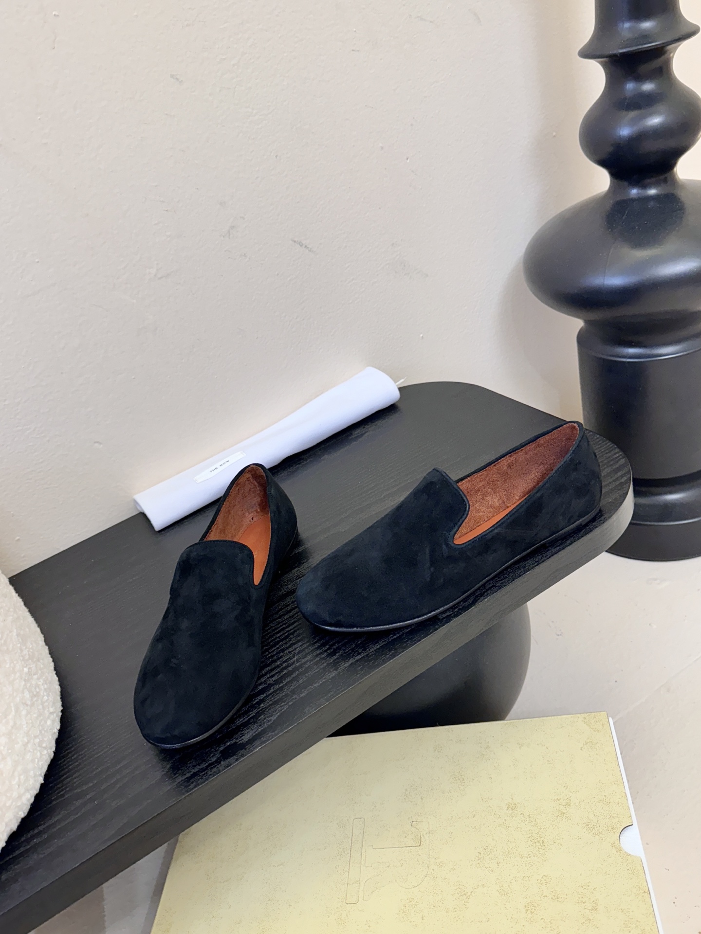 THE ROW 26春夏新款 TR简易麂皮复古玛丽珍鞋平底乐福鞋单鞋延续了一贯的极简风格！一个极其低调且