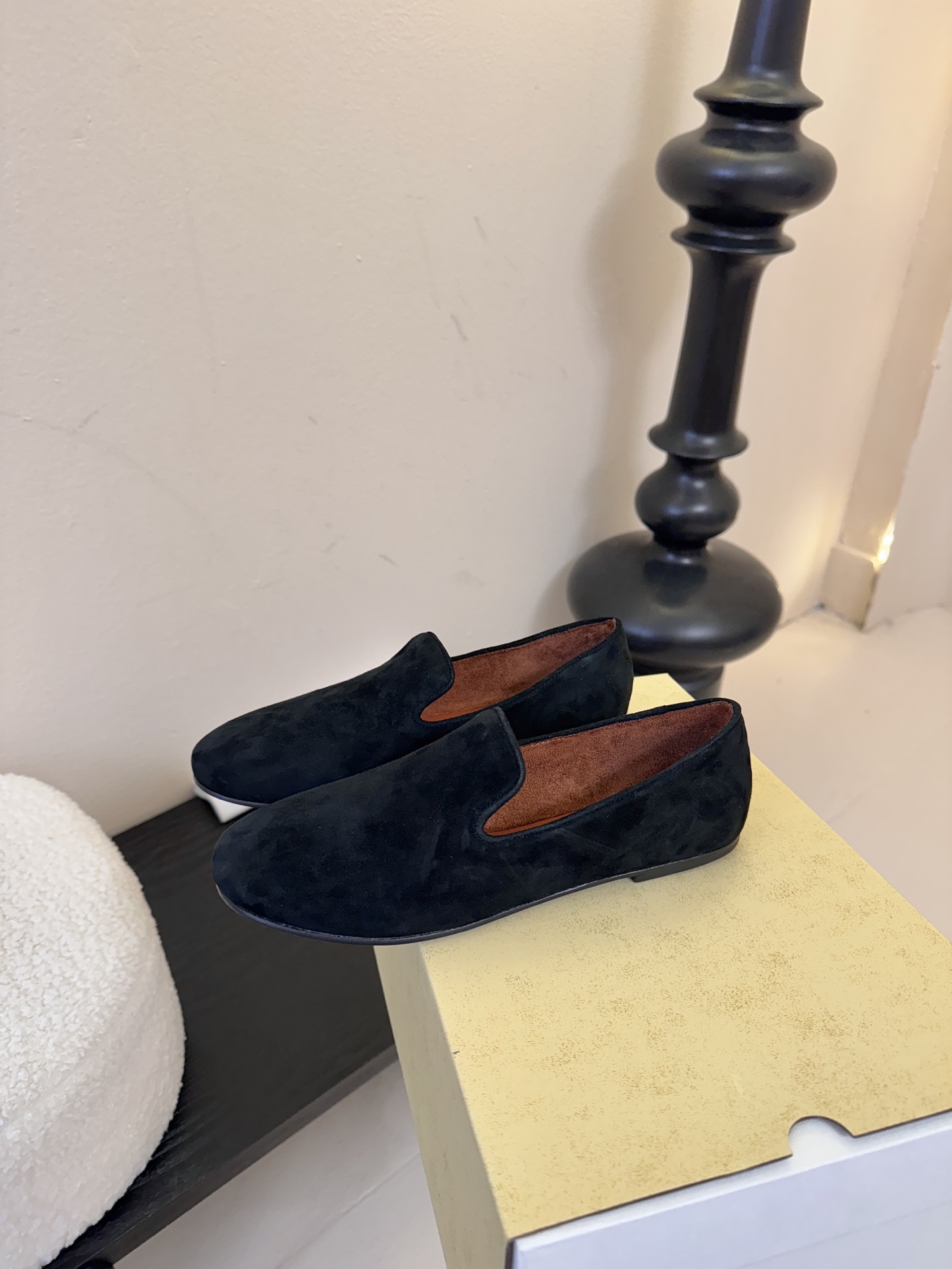 THE ROW 26春夏新款 TR简易麂皮复古玛丽珍鞋平底乐福鞋单鞋延续了一贯的极简风格！一个极其低调且