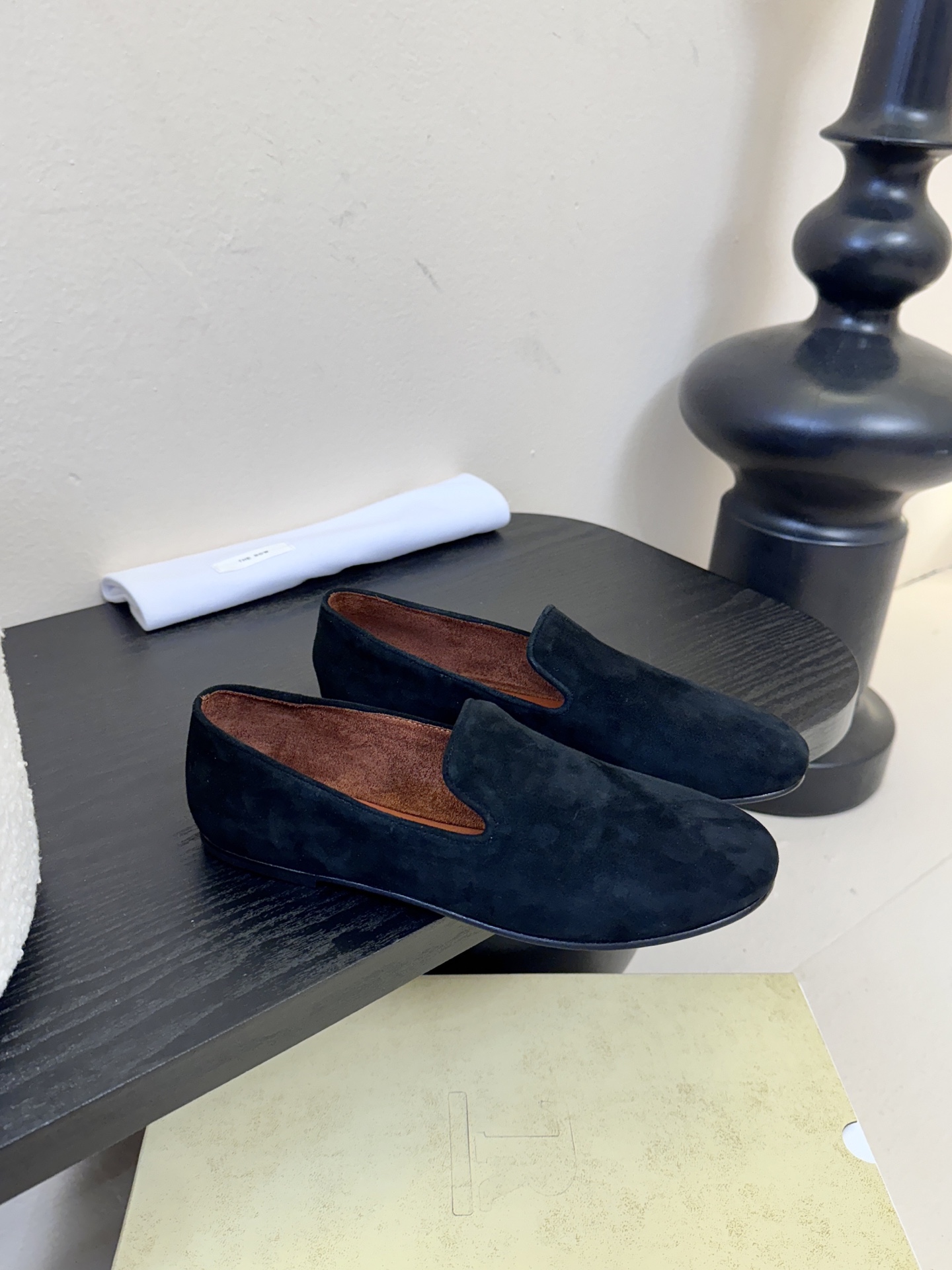 THE ROW 26春夏新款 TR简易麂皮复古玛丽珍鞋平底乐福鞋单鞋延续了一贯的极简风格！一个极其低调且