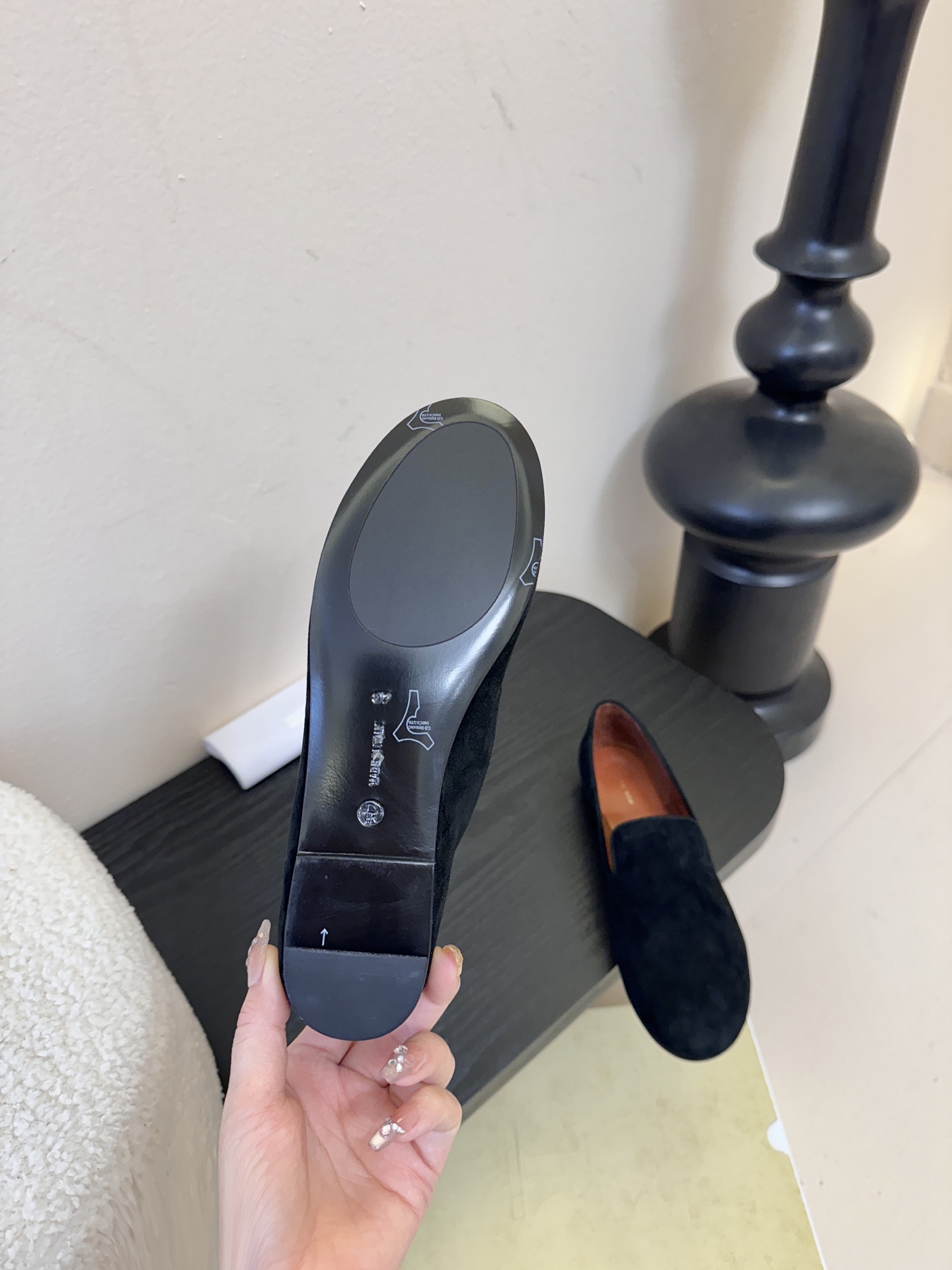 THE ROW 26春夏新款 TR简易麂皮复古玛丽珍鞋平底乐福鞋单鞋延续了一贯的极简风格！一个极其低调且