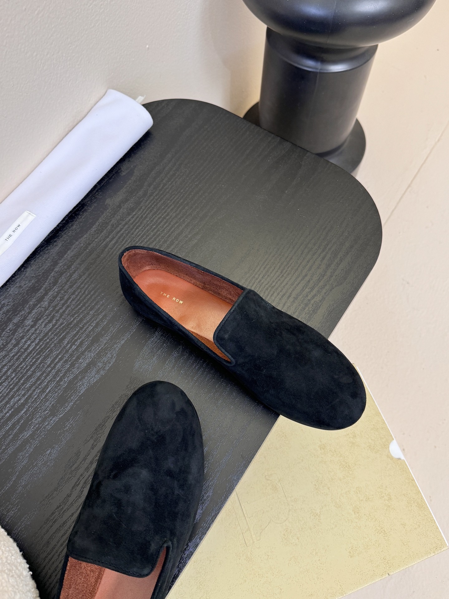 THE ROW 26春夏新款 TR简易麂皮复古玛丽珍鞋平底乐福鞋单鞋延续了一贯的极简风格！一个极其低调且