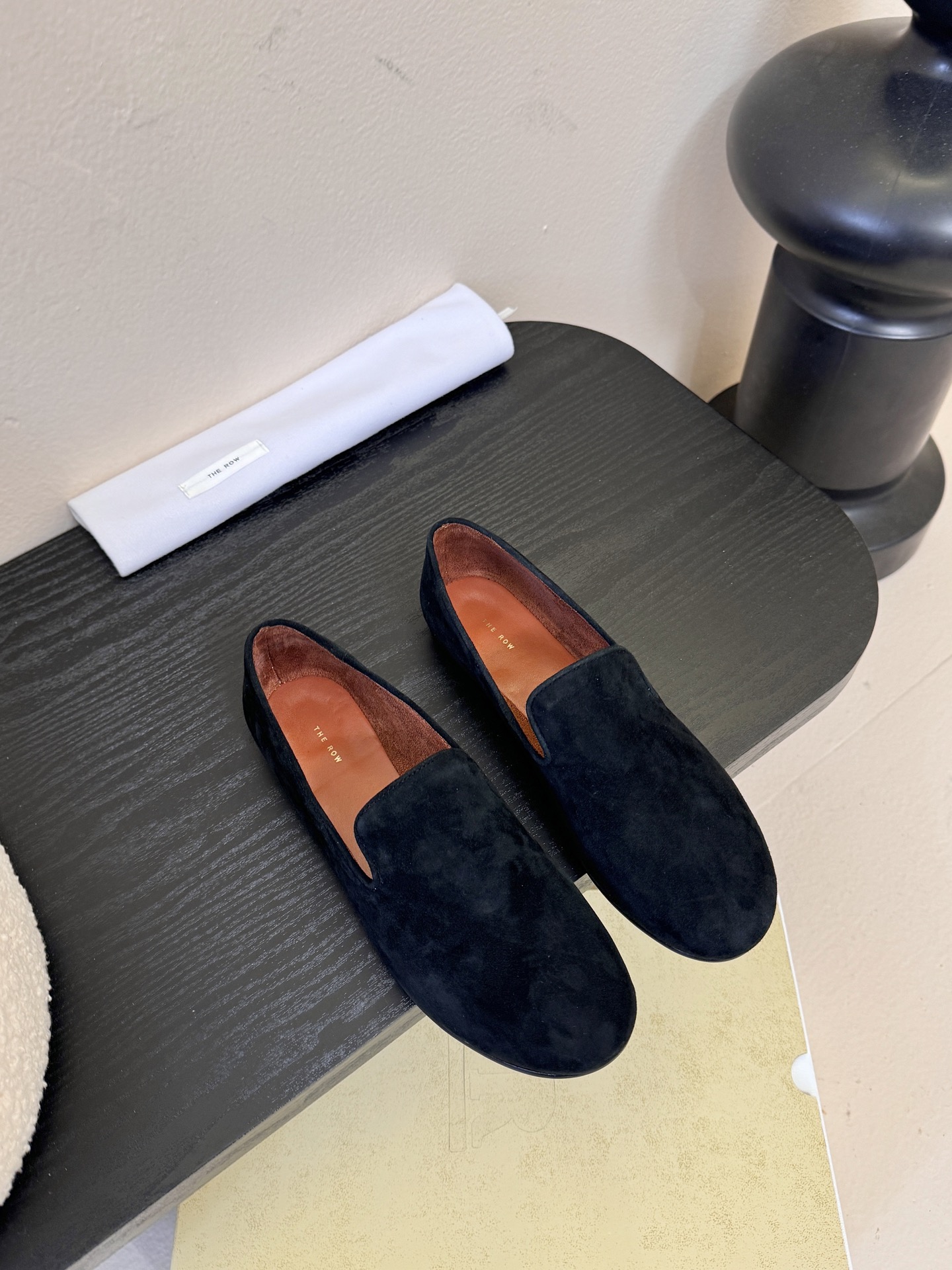 THE ROW 26春夏新款 TR简易麂皮复古玛丽珍鞋平底乐福鞋单鞋延续了一贯的极简风格！一个极其低调且