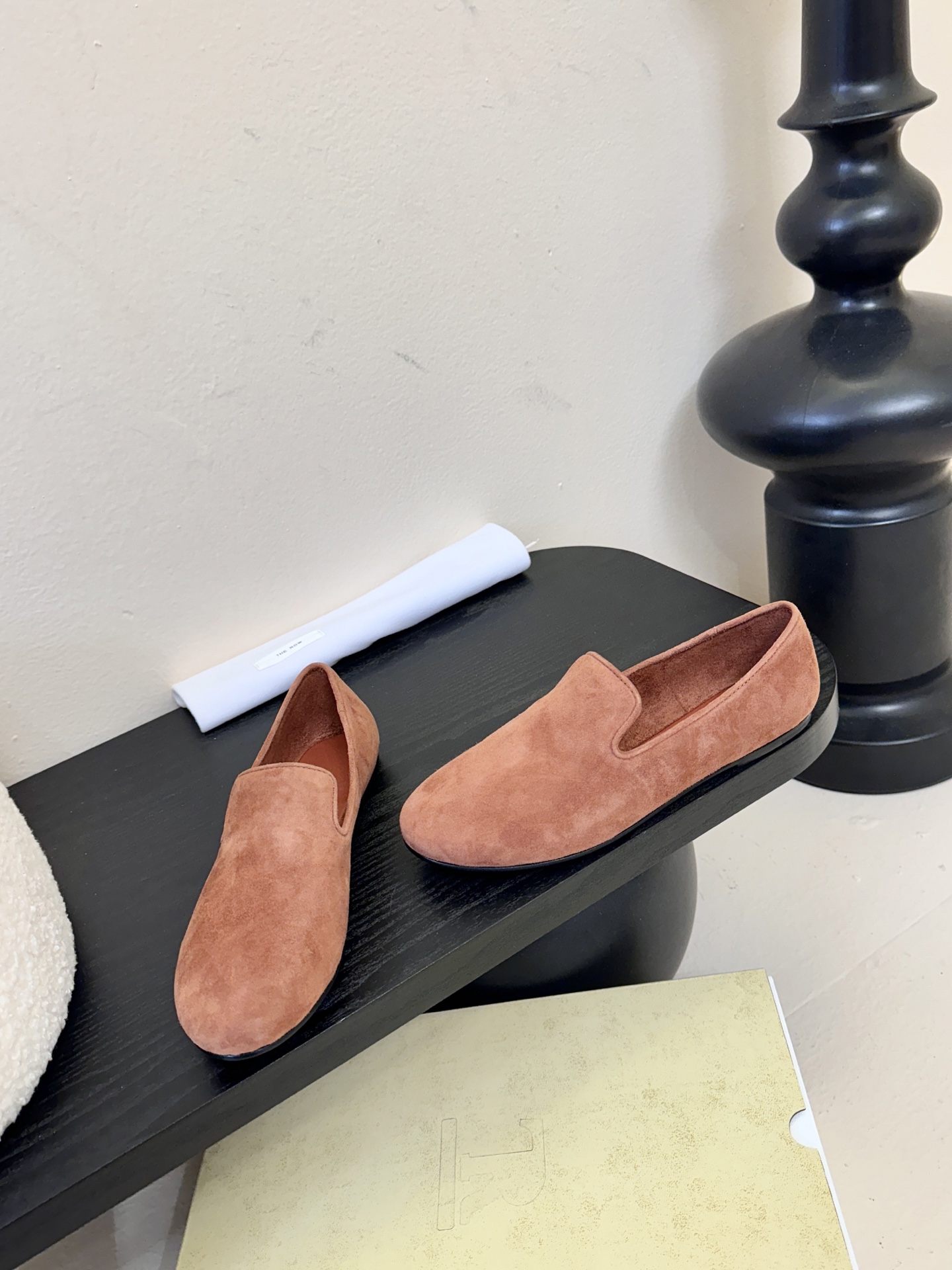 THE ROW 26春夏新款 TR简易麂皮复古玛丽珍鞋平底乐福鞋单鞋延续了一贯的极简风格！一个极其低调且