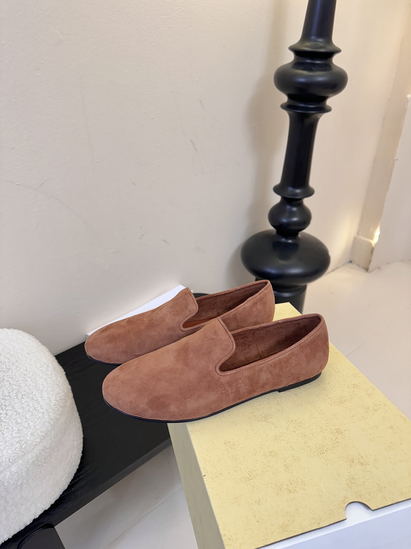 THE ROW 26春夏新款 TR简易麂皮复古玛丽珍鞋平底乐福鞋单鞋延续了一贯的极简风格！一个极其低调且