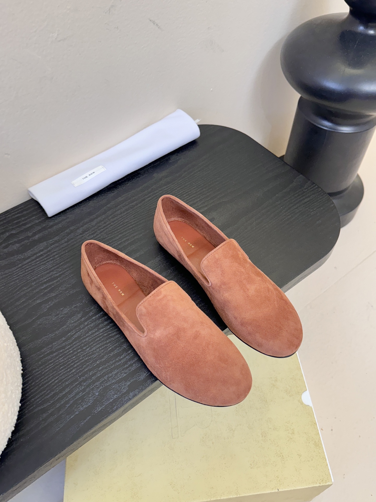 THE ROW 26春夏新款 TR简易麂皮复古玛丽珍鞋平底乐福鞋单鞋延续了一贯的极简风格！一个极其低调且