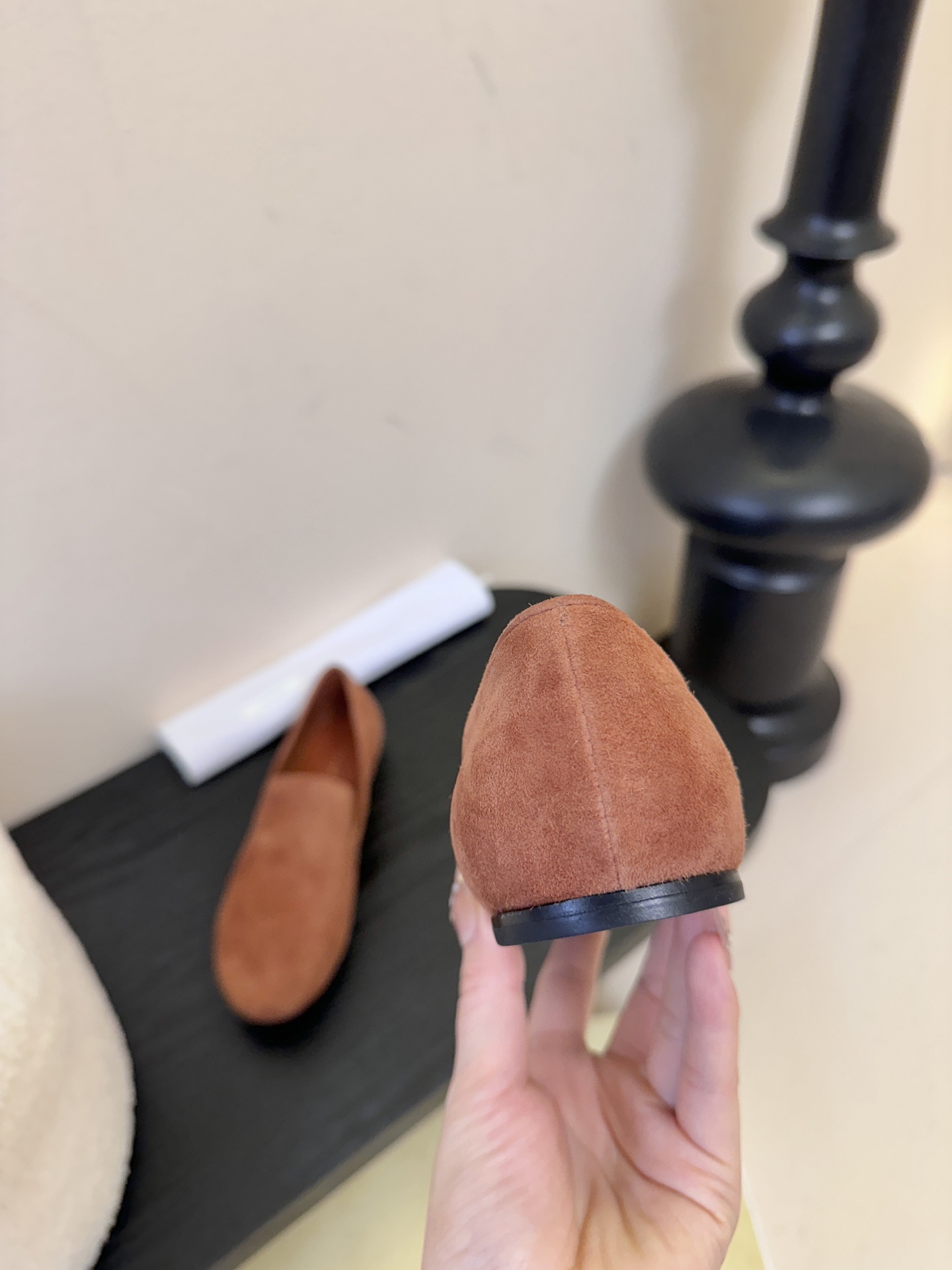 THE ROW 26春夏新款 TR简易麂皮复古玛丽珍鞋平底乐福鞋单鞋延续了一贯的极简风格！一个极其低调且