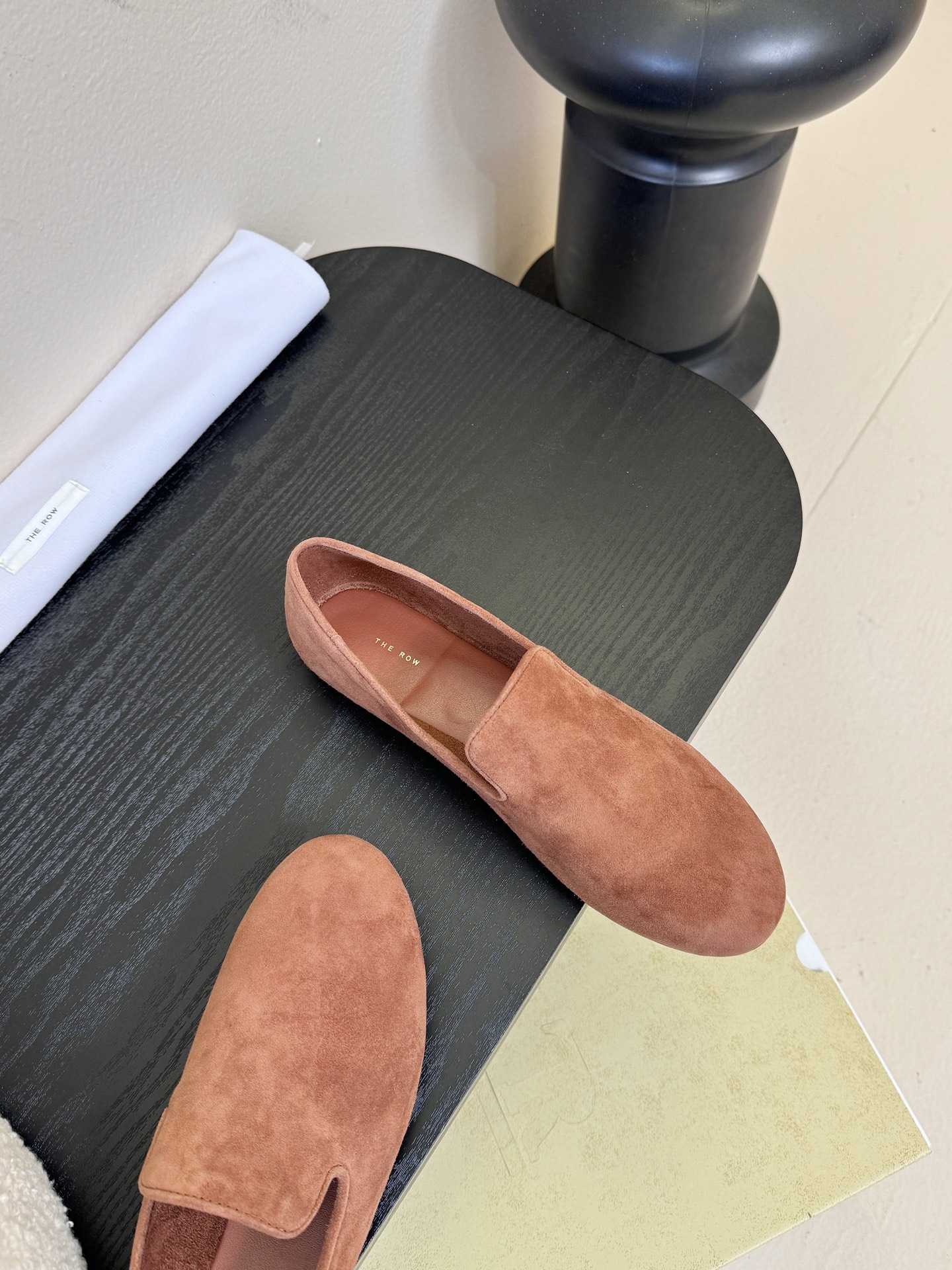 THE ROW 26春夏新款 TR简易麂皮复古玛丽珍鞋平底乐福鞋单鞋延续了一贯的极简风格！一个极其低调且