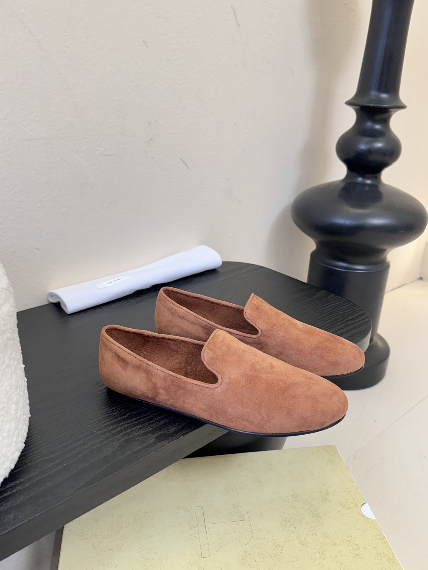 THE ROW 26春夏新款 TR简易麂皮复古玛丽珍鞋平底乐福鞋单鞋延续了一贯的极简风格！一个极其低调且