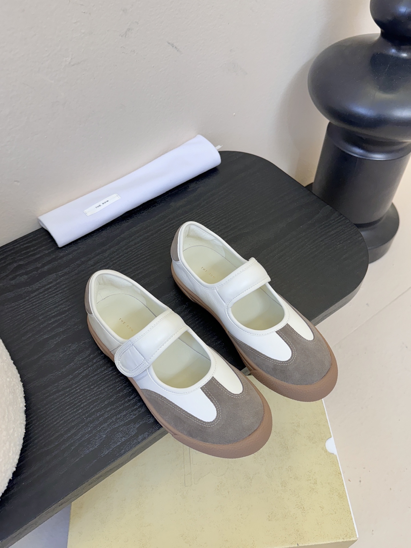 THE ROW2025秋冬新款 TR极简风一字扣带魔术贴圆头平底鞋休闲玛丽珍单鞋奶奶鞋简易复古中性风！非