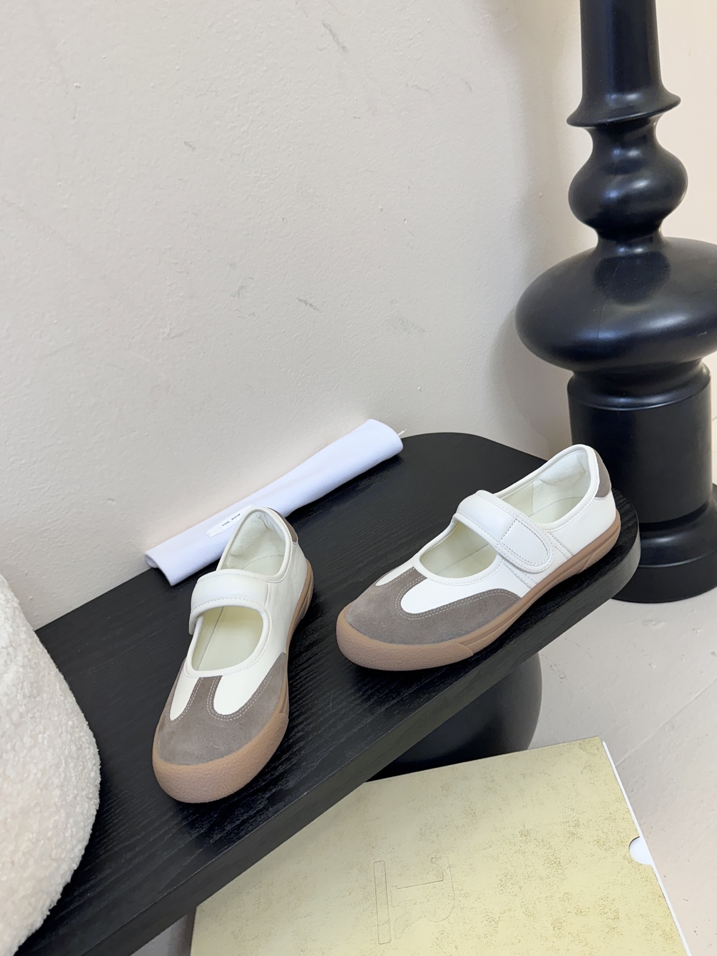 THE ROW2025秋冬新款 TR极简风一字扣带魔术贴圆头平底鞋休闲玛丽珍单鞋奶奶鞋简易复古中性风！非