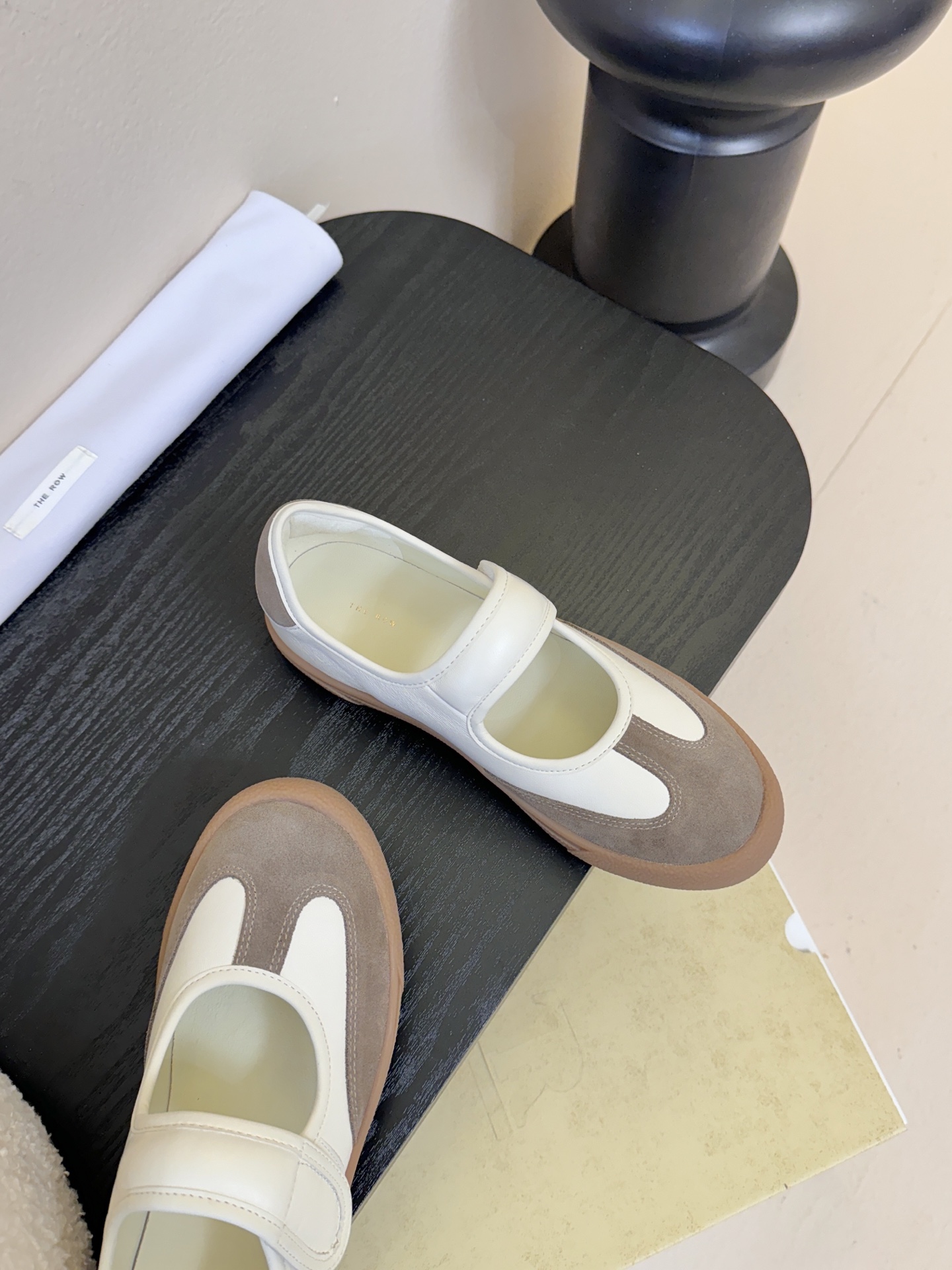 THE ROW2025秋冬新款 TR极简风一字扣带魔术贴圆头平底鞋休闲玛丽珍单鞋奶奶鞋简易复古中性风！非