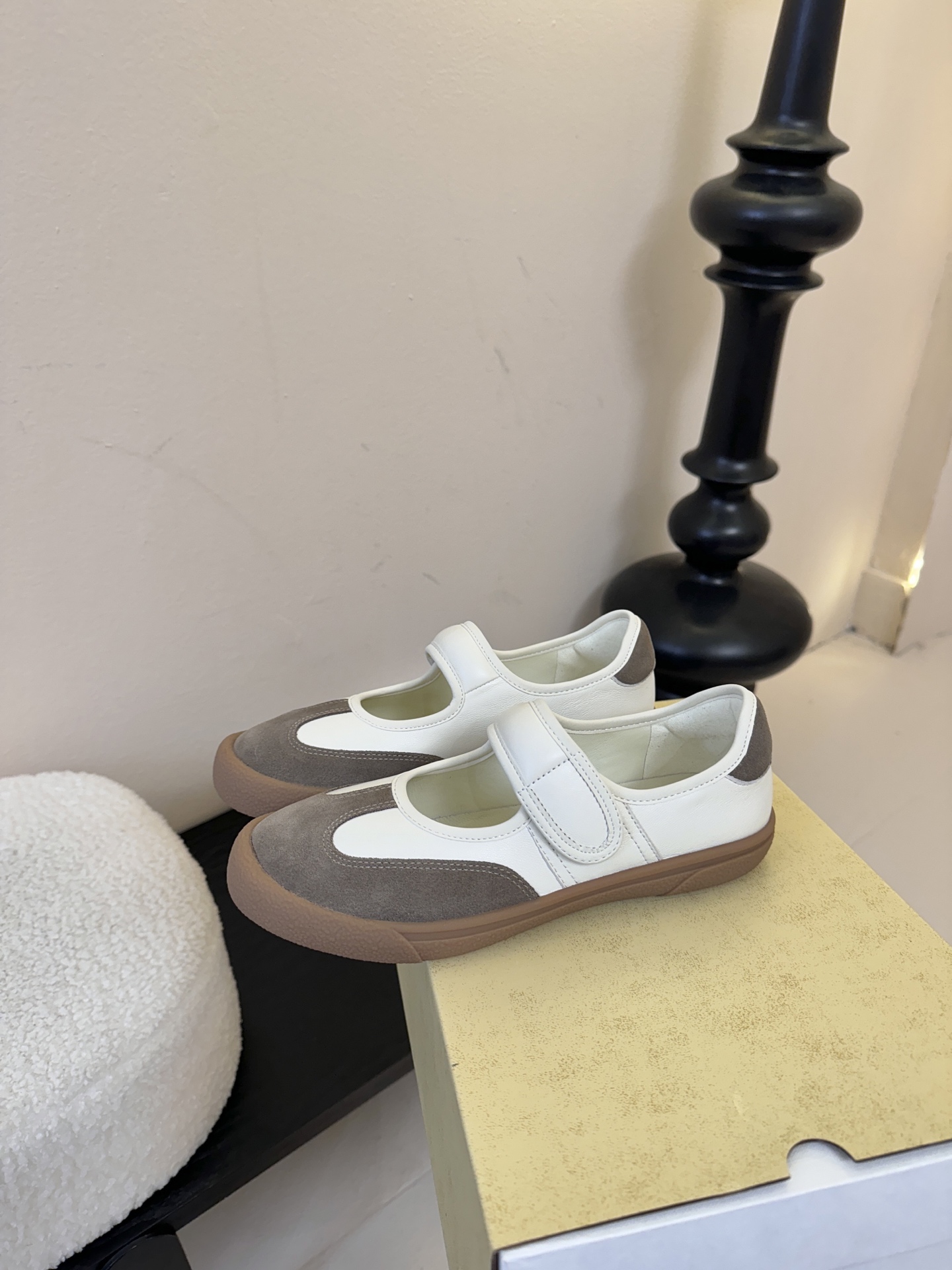 THE ROW2025秋冬新款 TR极简风一字扣带魔术贴圆头平底鞋休闲玛丽珍单鞋奶奶鞋简易复古中性风！非