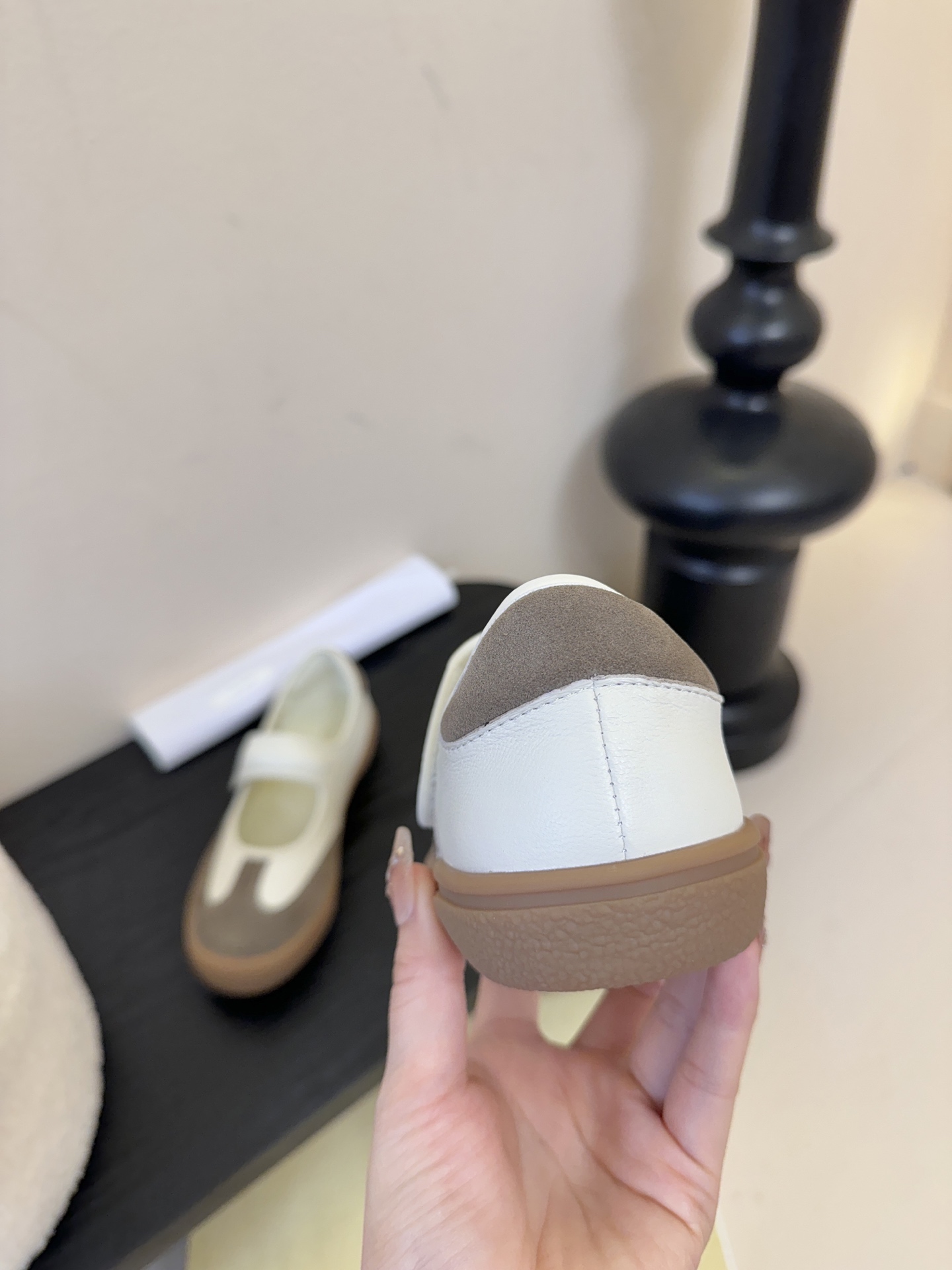 THE ROW2025秋冬新款 TR极简风一字扣带魔术贴圆头平底鞋休闲玛丽珍单鞋奶奶鞋简易复古中性风！非