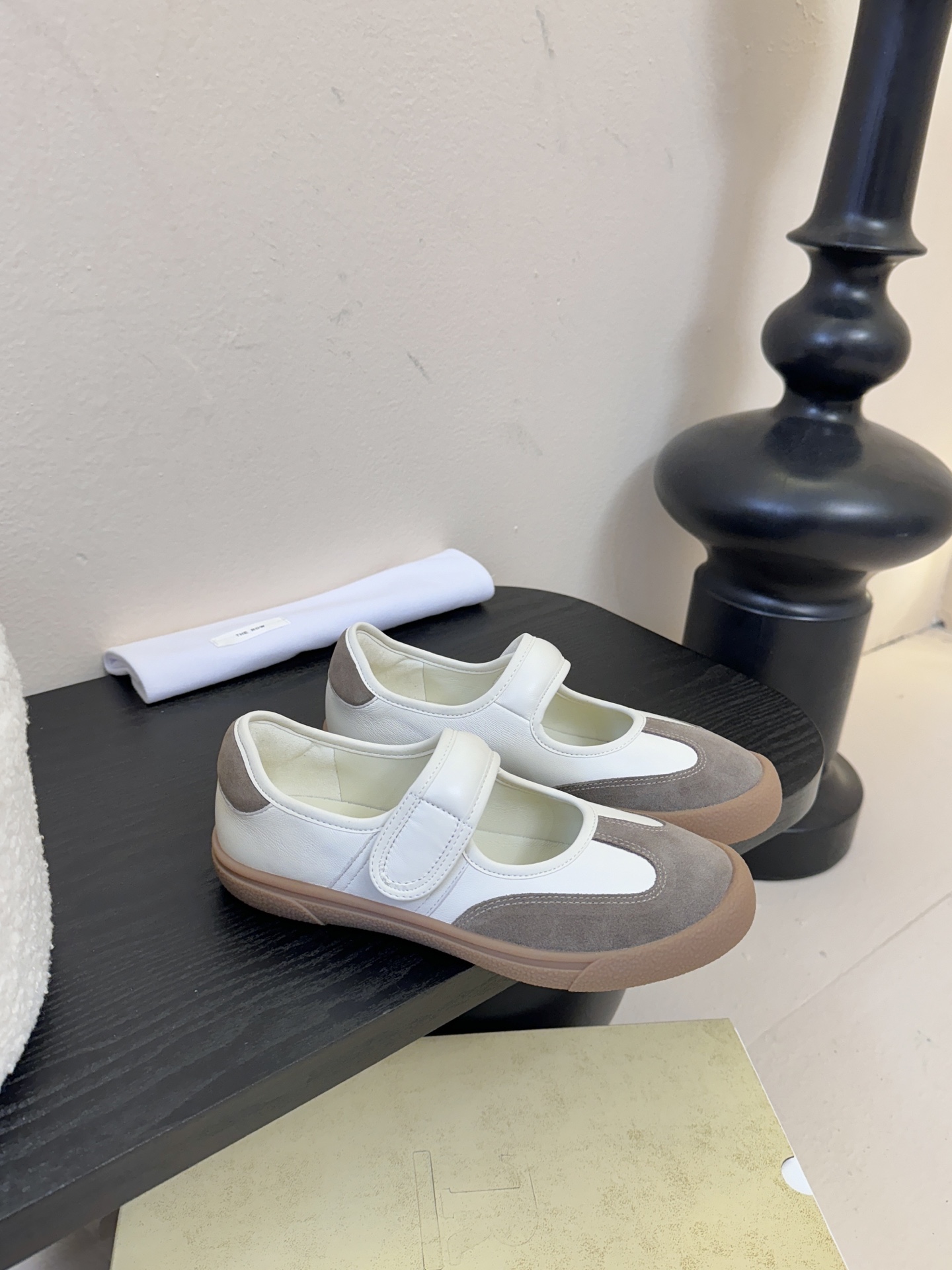 THE ROW2025秋冬新款 TR极简风一字扣带魔术贴圆头平底鞋休闲玛丽珍单鞋奶奶鞋简易复古中性风！非