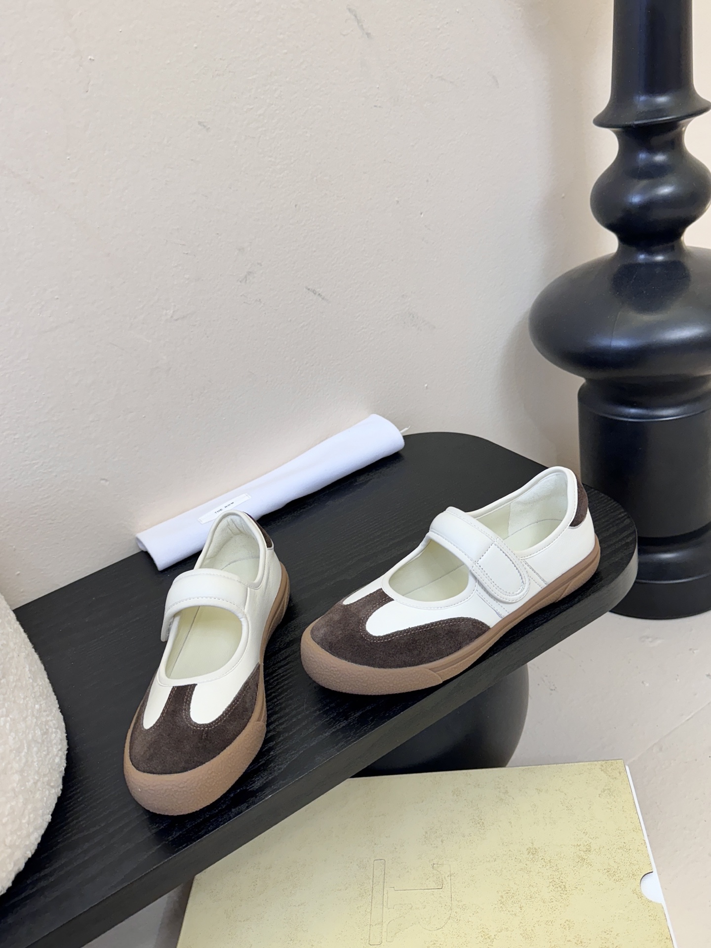 THE ROW2025秋冬新款 TR极简风一字扣带魔术贴圆头平底鞋休闲玛丽珍单鞋奶奶鞋简易复古中性风！非