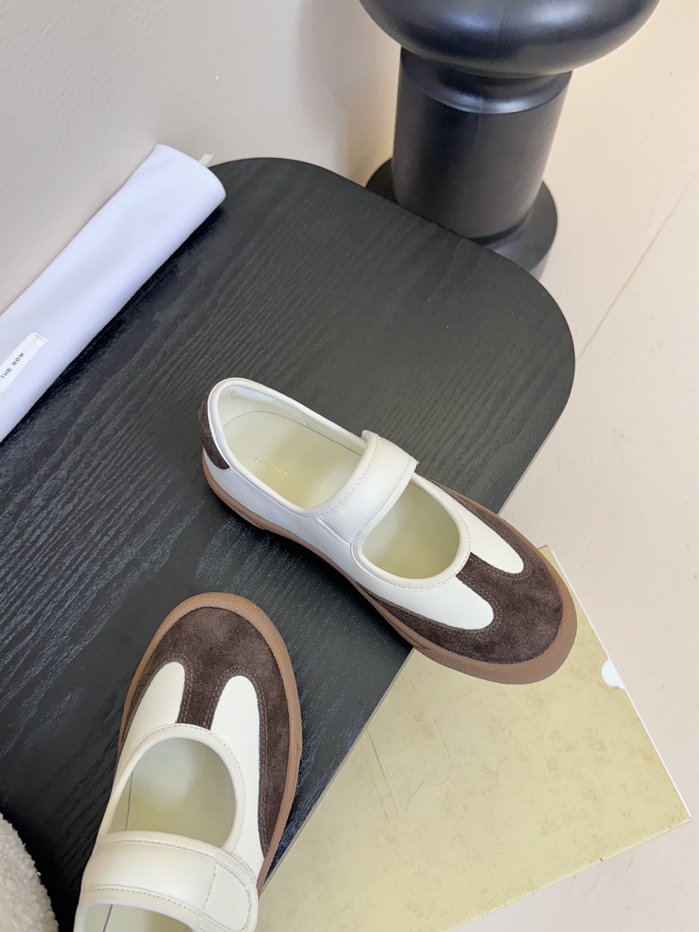 THE ROW2025秋冬新款 TR极简风一字扣带魔术贴圆头平底鞋休闲玛丽珍单鞋奶奶鞋简易复古中性风！非