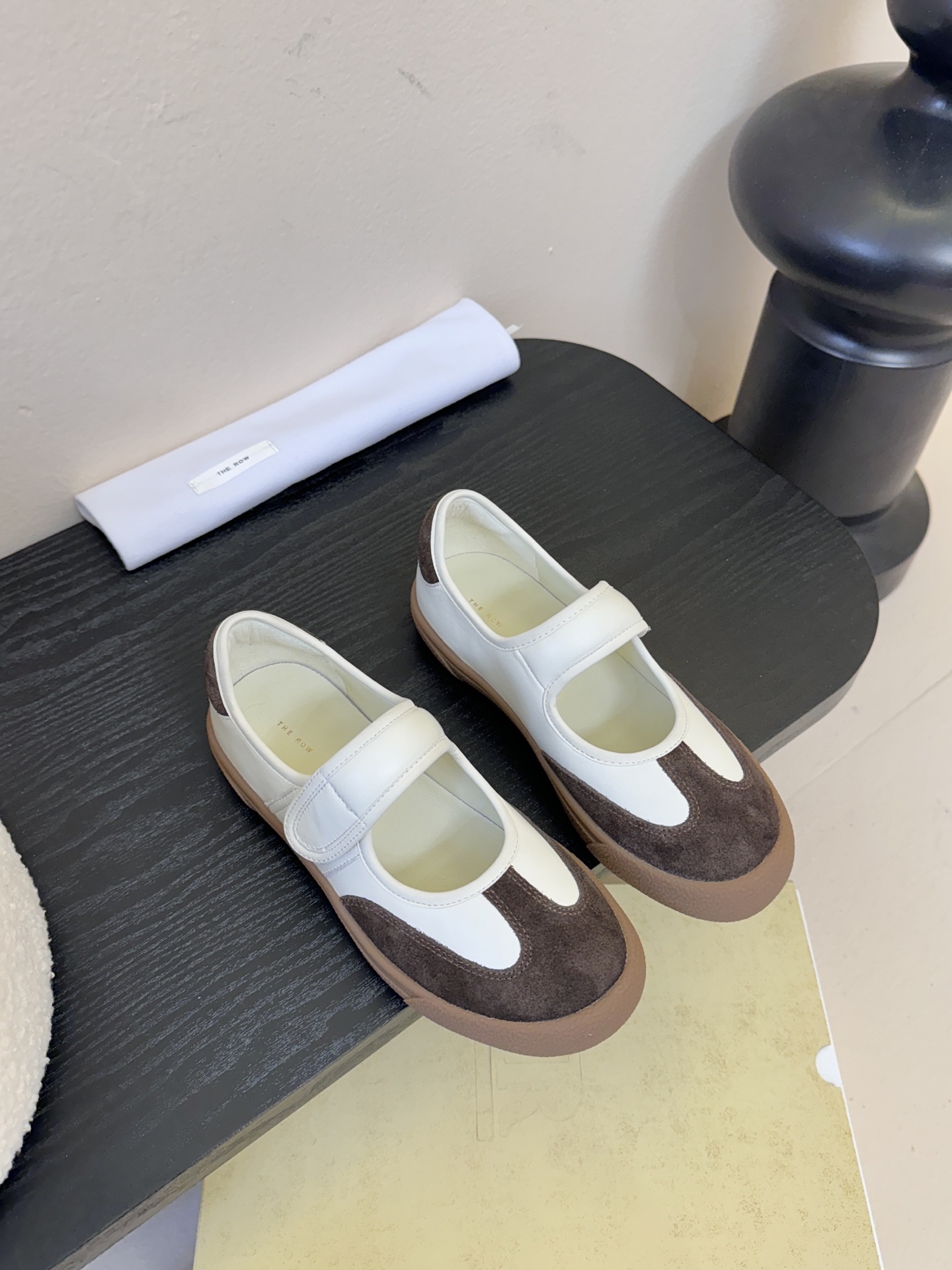 THE ROW2025秋冬新款 TR极简风一字扣带魔术贴圆头平底鞋休闲玛丽珍单鞋奶奶鞋简易复古中性风！非