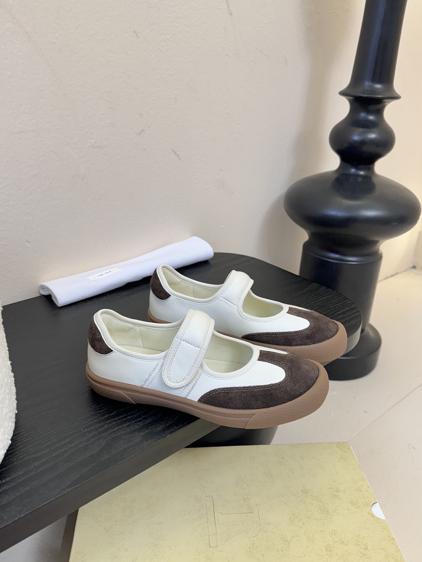 THE ROW2025秋冬新款 TR极简风一字扣带魔术贴圆头平底鞋休闲玛丽珍单鞋奶奶鞋简易复古中性风！非