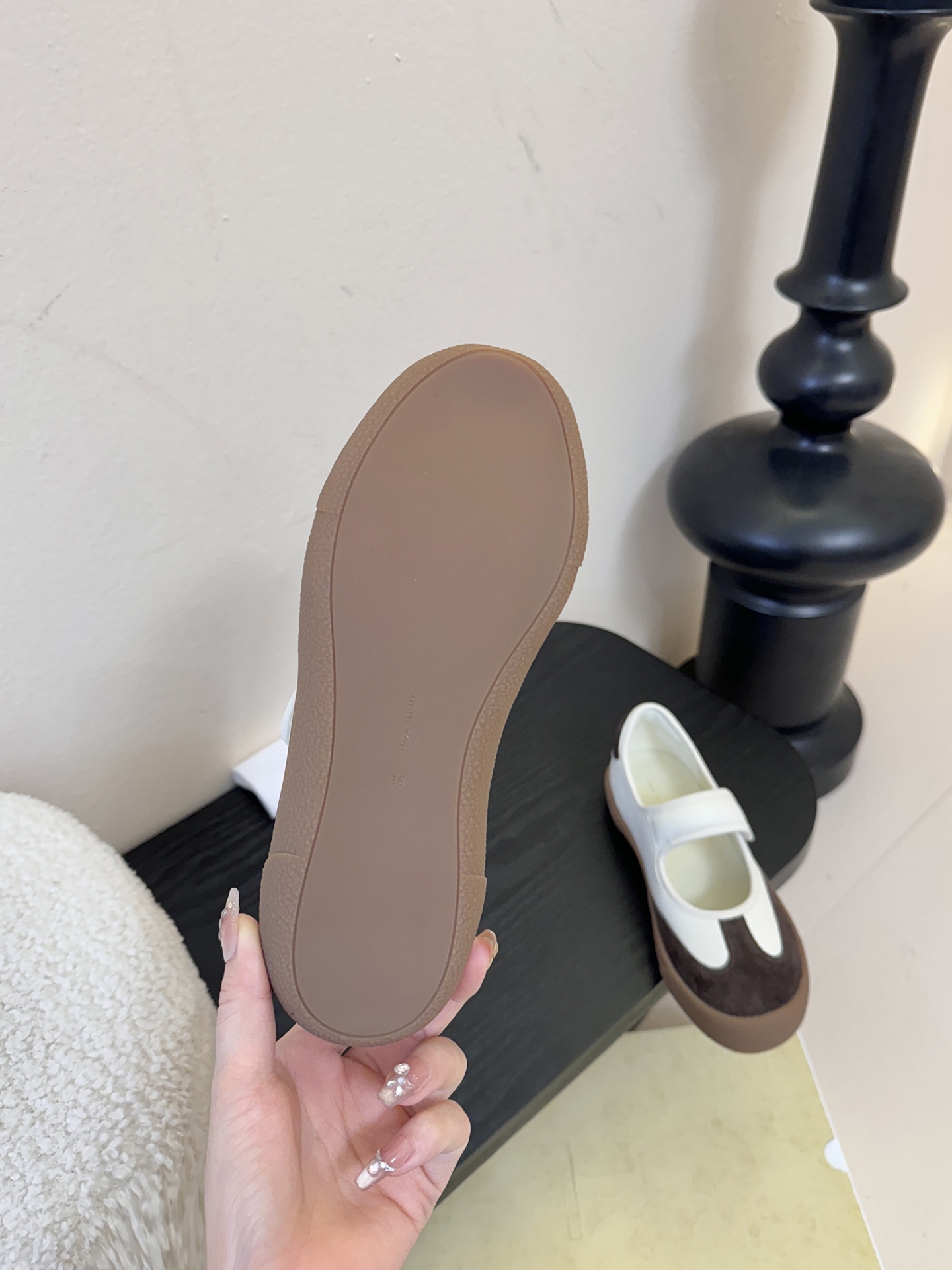 THE ROW2025秋冬新款 TR极简风一字扣带魔术贴圆头平底鞋休闲玛丽珍单鞋奶奶鞋简易复古中性风！非