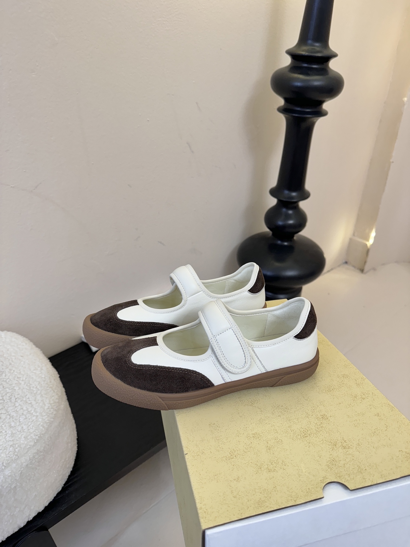 THE ROW2025秋冬新款 TR极简风一字扣带魔术贴圆头平底鞋休闲玛丽珍单鞋奶奶鞋简易复古中性风！非