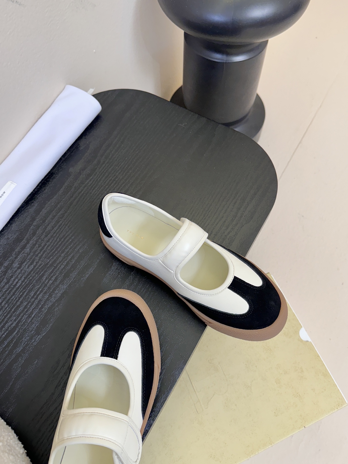 THE ROW2025秋冬新款 TR极简风一字扣带魔术贴圆头平底鞋休闲玛丽珍单鞋奶奶鞋简易复古中性风！非