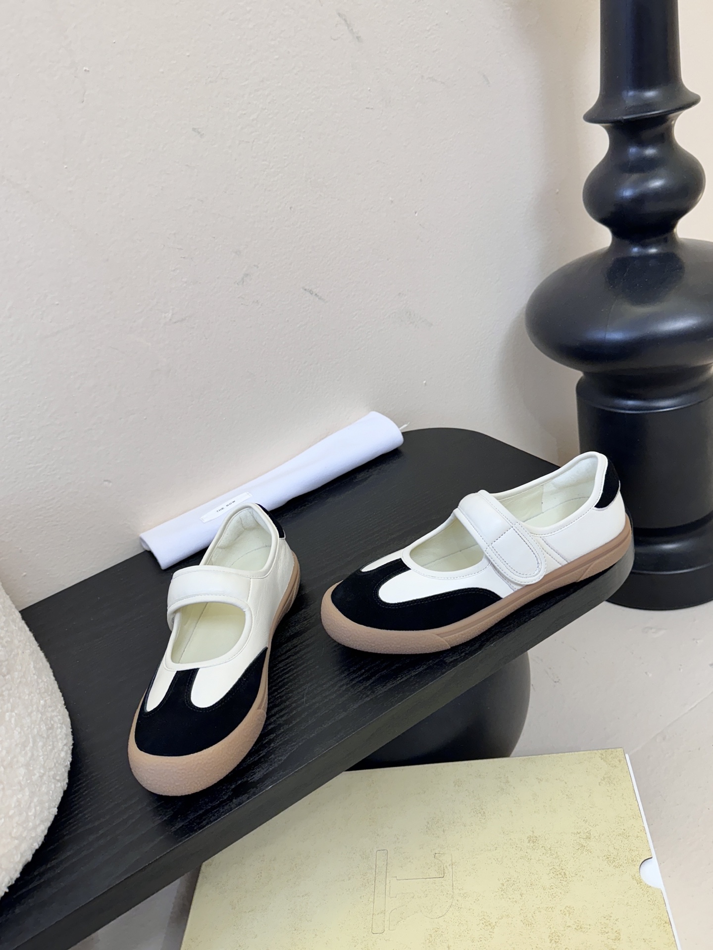 THE ROW2025秋冬新款 TR极简风一字扣带魔术贴圆头平底鞋休闲玛丽珍单鞋奶奶鞋简易复古中性风！非