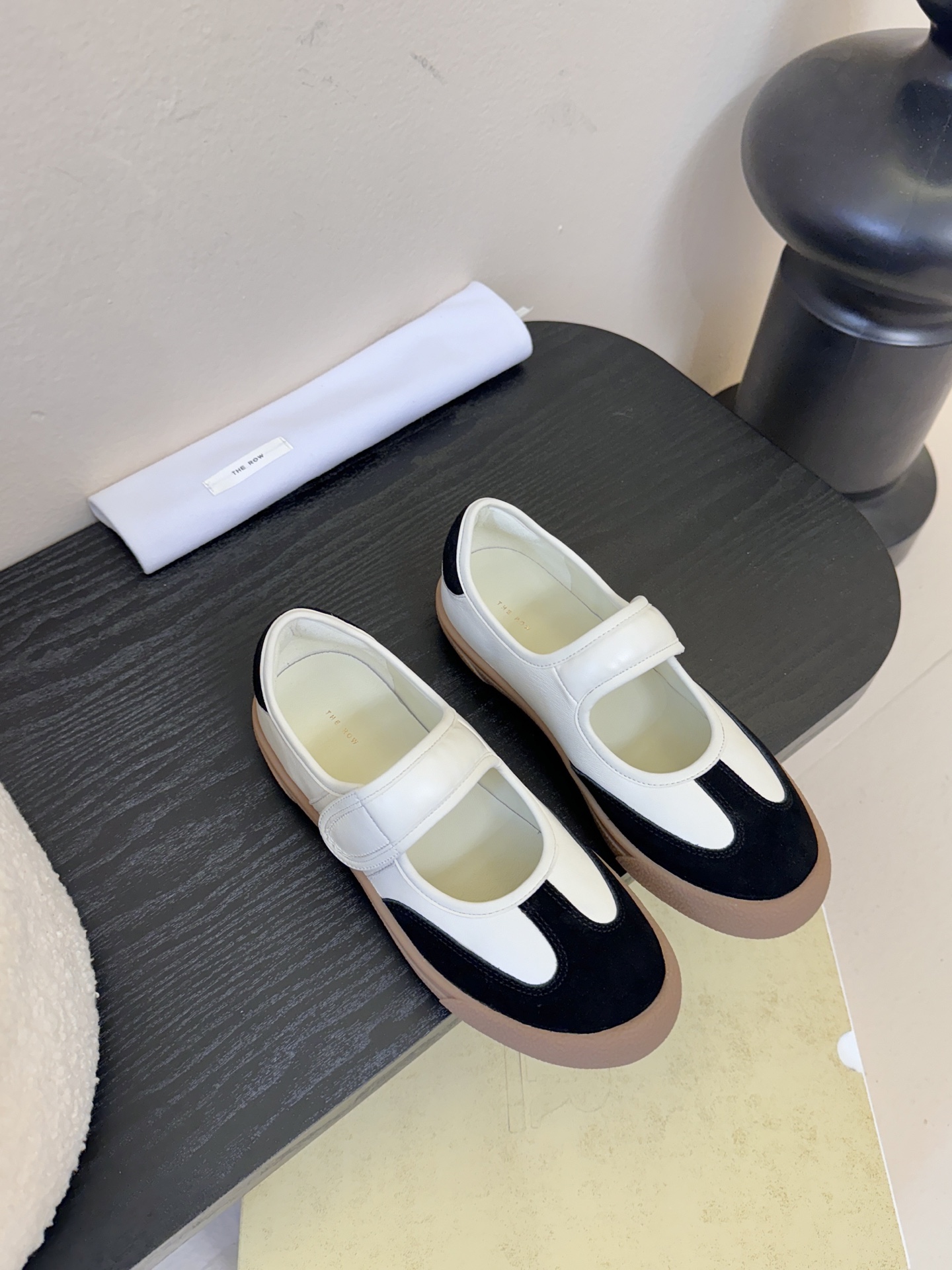 THE ROW2025秋冬新款 TR极简风一字扣带魔术贴圆头平底鞋休闲玛丽珍单鞋奶奶鞋简易复古中性风！非