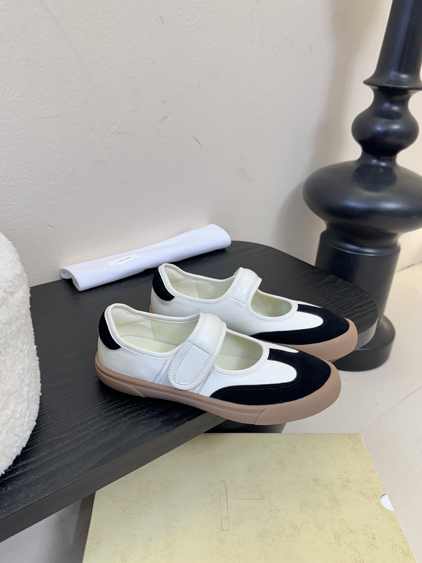 THE ROW2025秋冬新款 TR极简风一字扣带魔术贴圆头平底鞋休闲玛丽珍单鞋奶奶鞋简易复古中性风！非