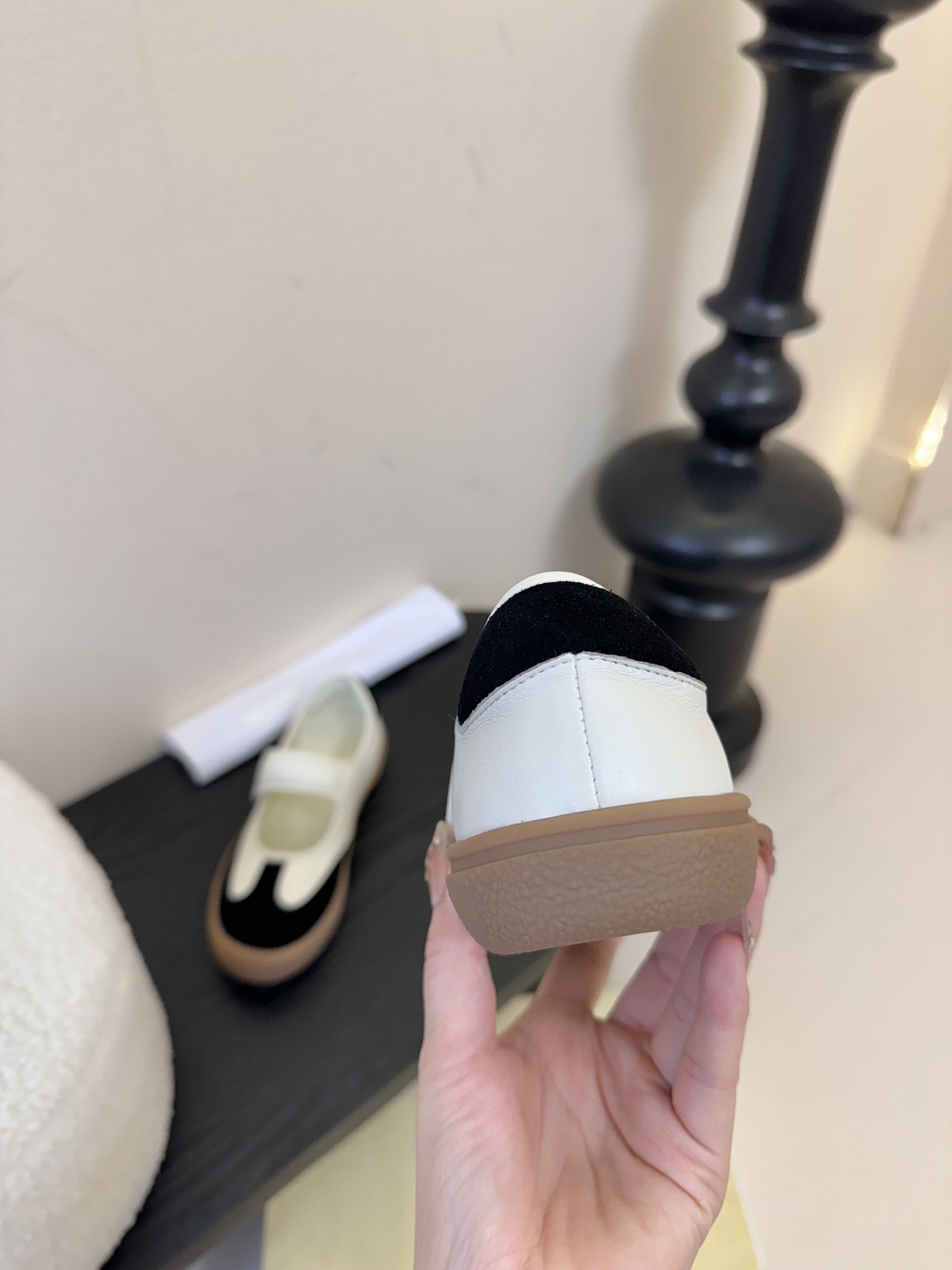 THE ROW2025秋冬新款 TR极简风一字扣带魔术贴圆头平底鞋休闲玛丽珍单鞋奶奶鞋简易复古中性风！非