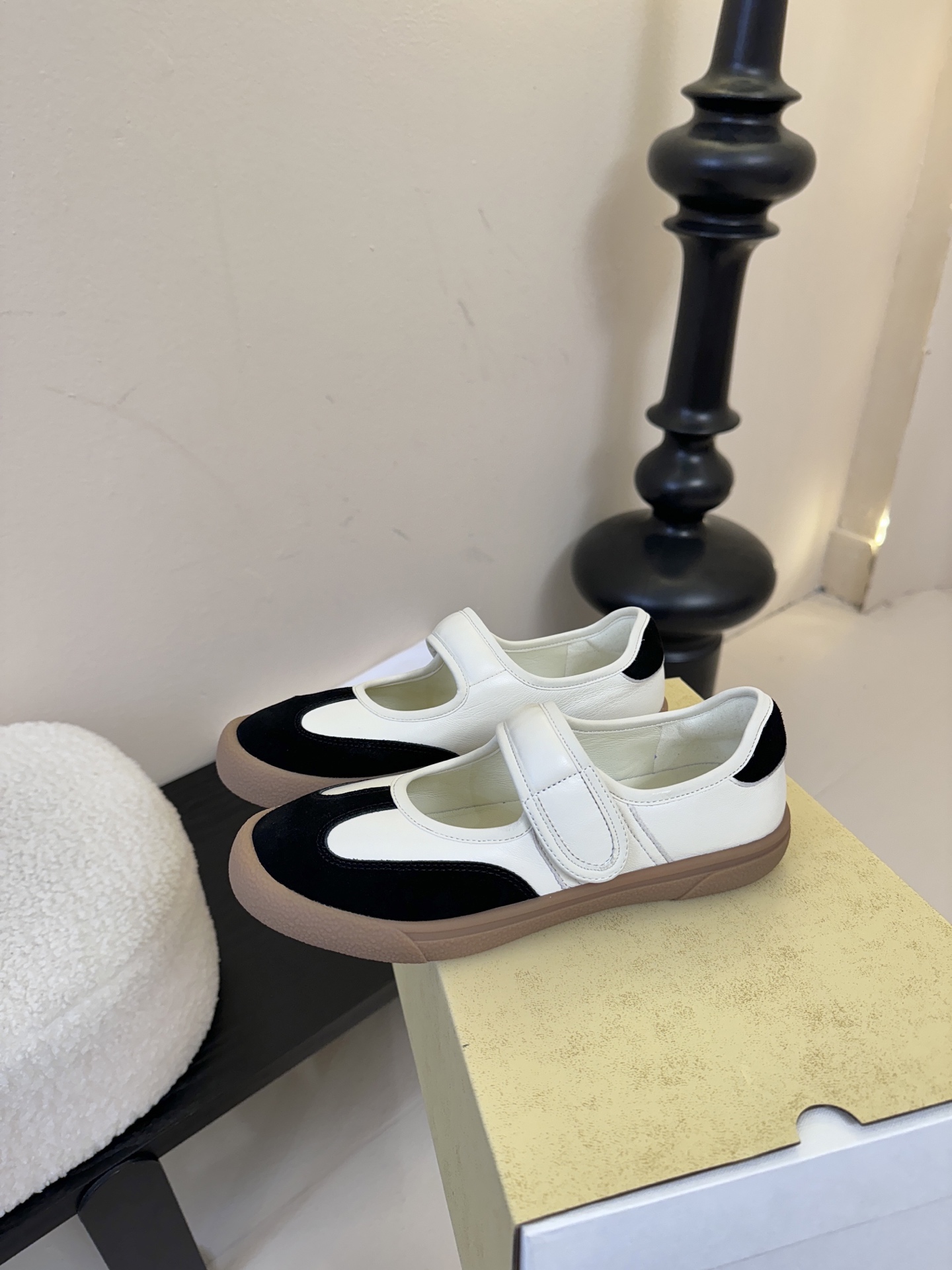 THE ROW2025秋冬新款 TR极简风一字扣带魔术贴圆头平底鞋休闲玛丽珍单鞋奶奶鞋简易复古中性风！非