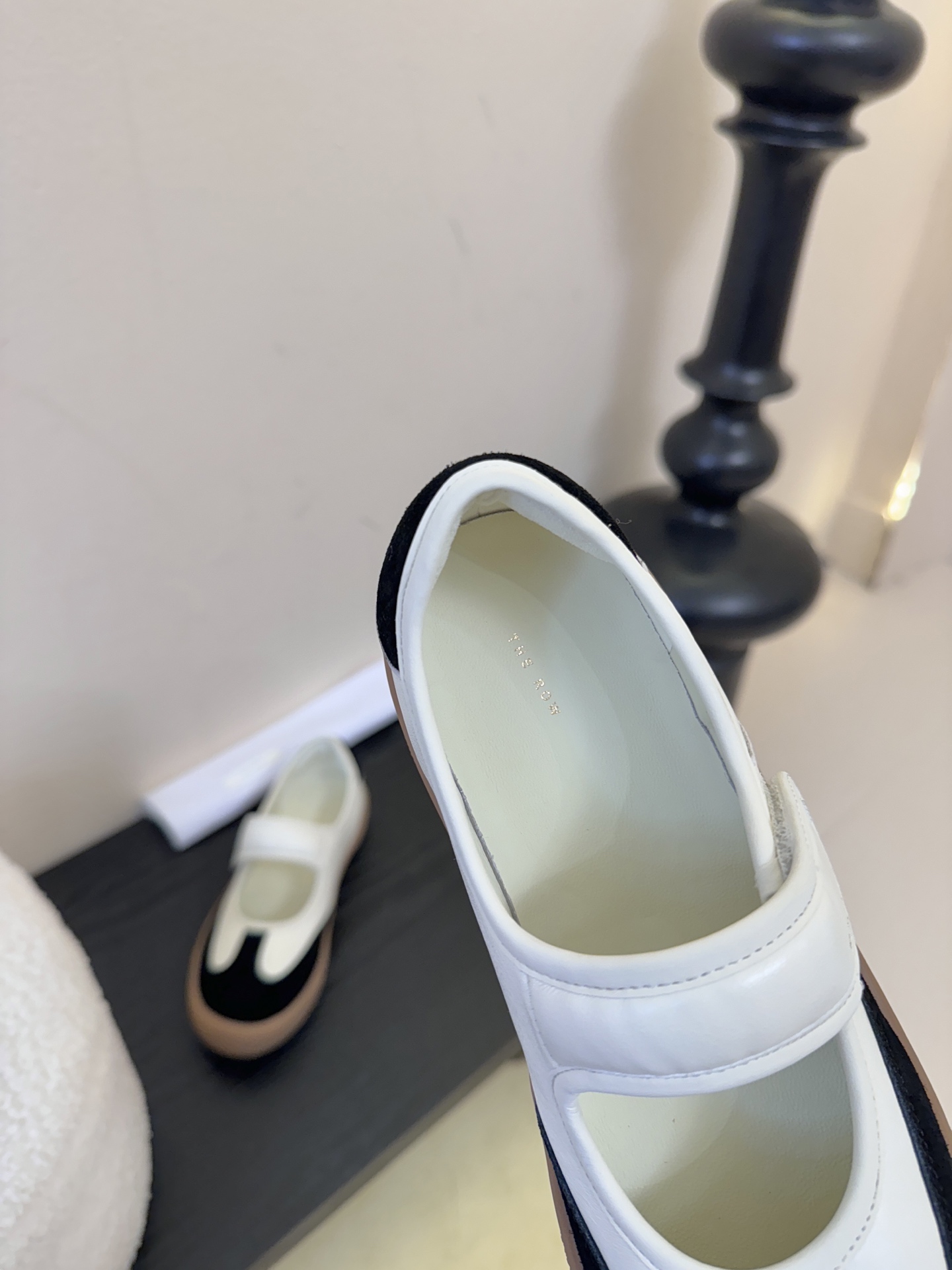 THE ROW2025秋冬新款 TR极简风一字扣带魔术贴圆头平底鞋休闲玛丽珍单鞋奶奶鞋简易复古中性风！非