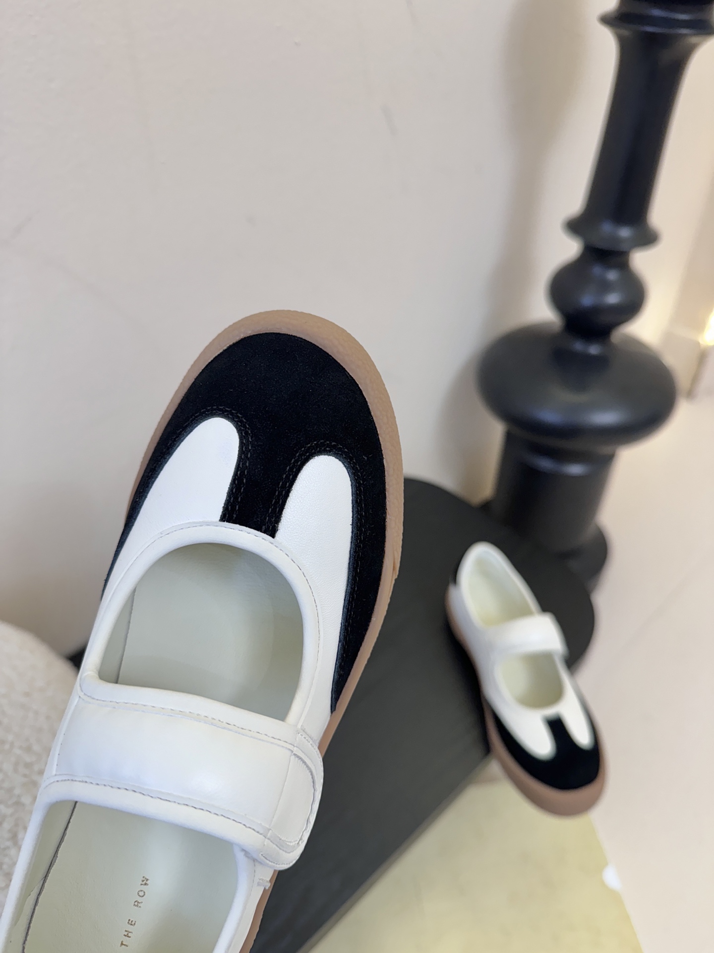 THE ROW2025秋冬新款 TR极简风一字扣带魔术贴圆头平底鞋休闲玛丽珍单鞋奶奶鞋简易复古中性风！非