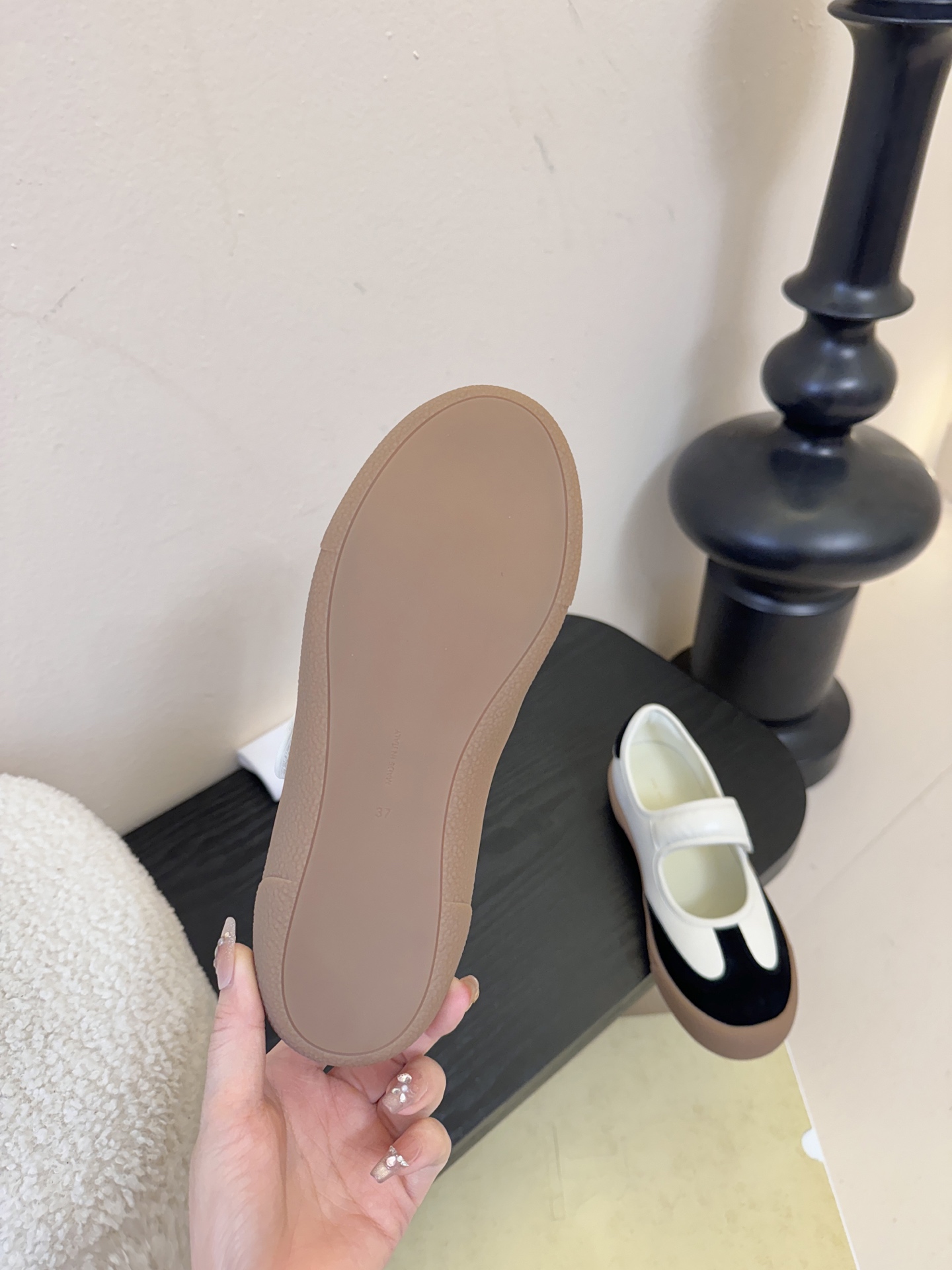 THE ROW2025秋冬新款 TR极简风一字扣带魔术贴圆头平底鞋休闲玛丽珍单鞋奶奶鞋简易复古中性风！非