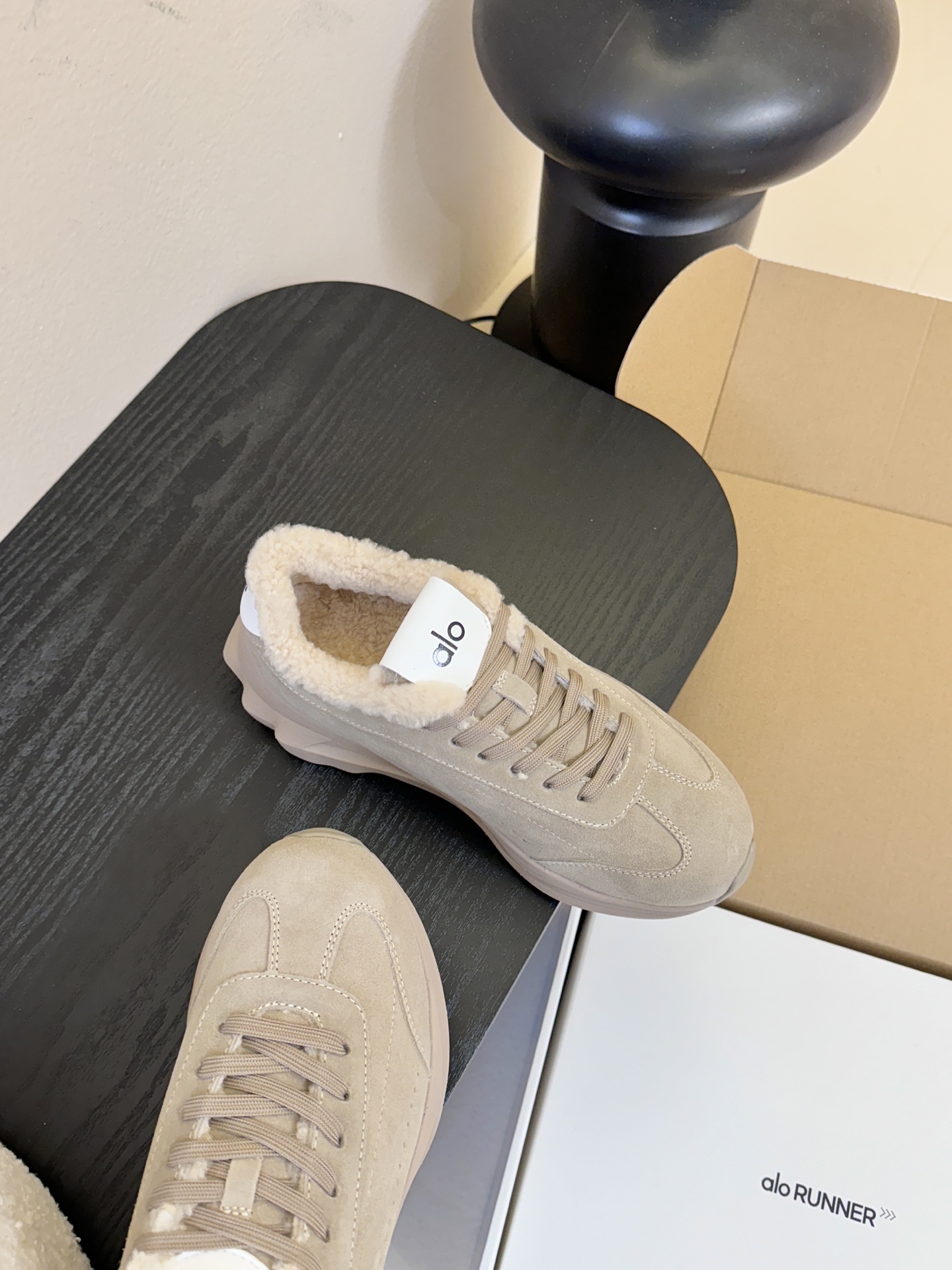 毛里Al* 25ss 新品复古廓形加绒休闲运动鞋鞋口内侧添加毛绒衬里，柔软亲肤，能在秋冬季节有效锁住温暖