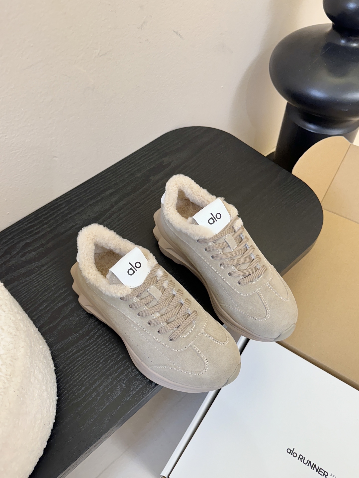 毛里Al* 25ss 新品复古廓形加绒休闲运动鞋鞋口内侧添加毛绒衬里，柔软亲肤，能在秋冬季节有效锁住温暖