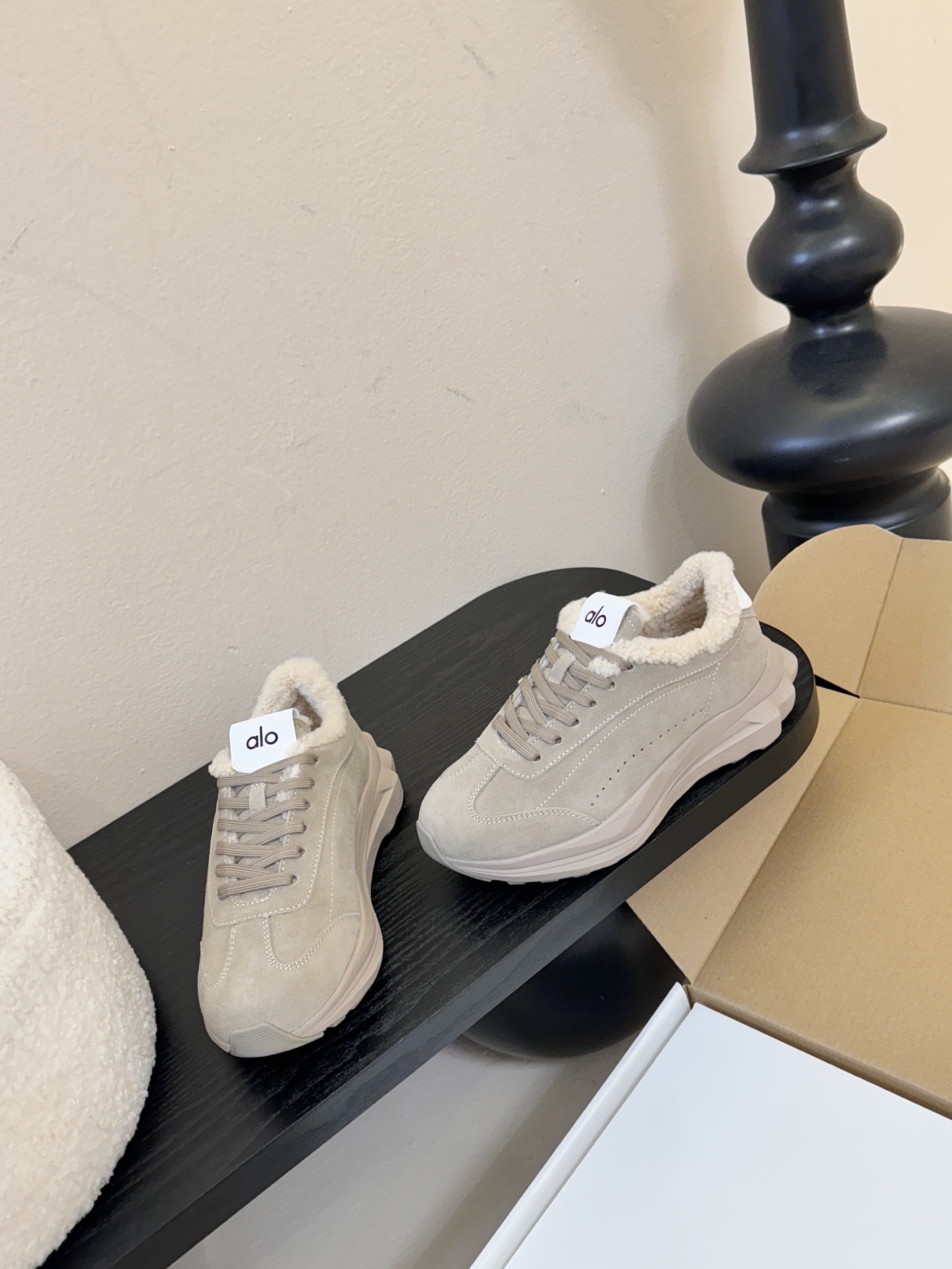 毛里Al* 25ss 新品复古廓形加绒休闲运动鞋鞋口内侧添加毛绒衬里，柔软亲肤，能在秋冬季节有效锁住温暖