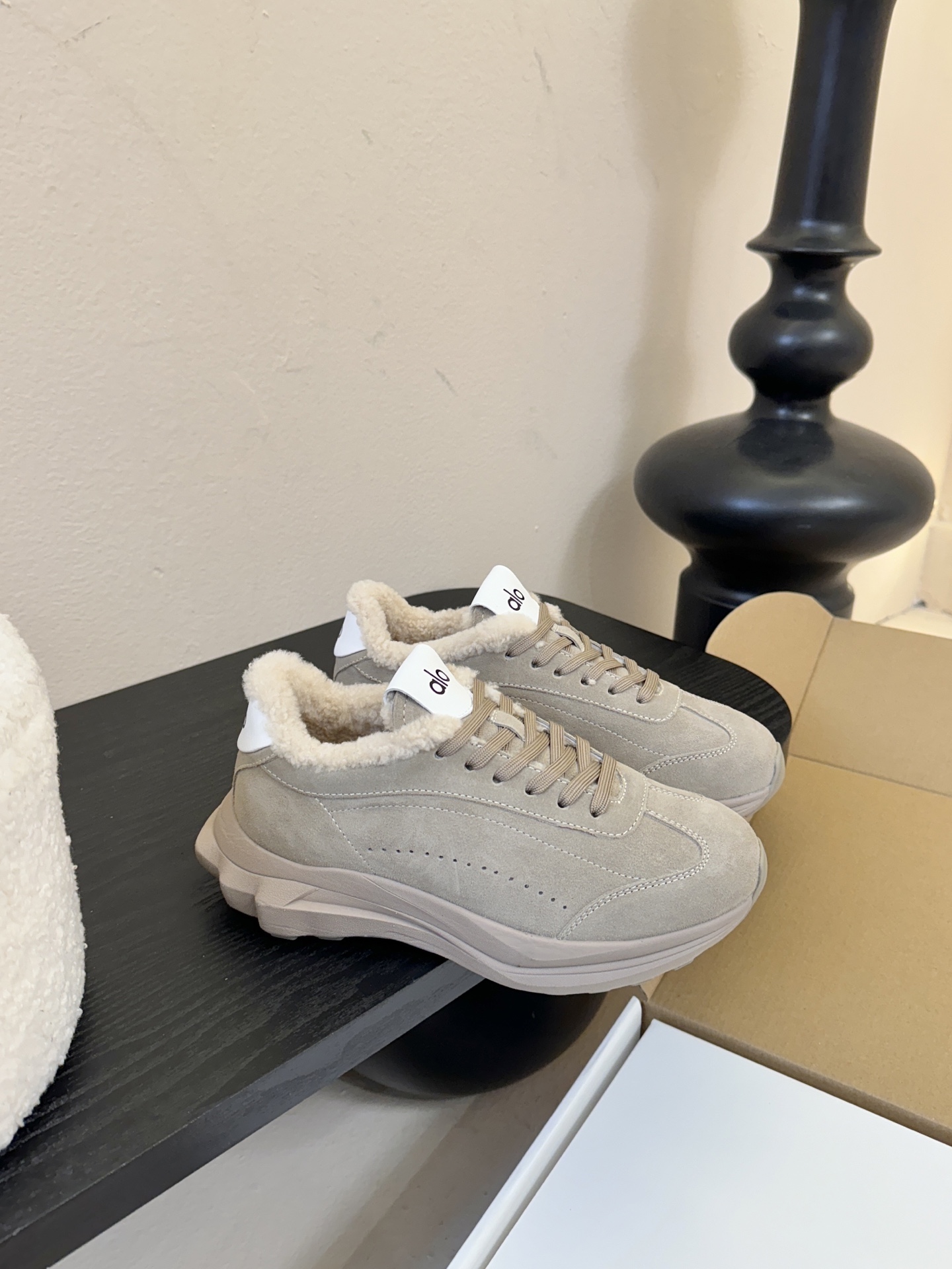 毛里Al* 25ss 新品复古廓形加绒休闲运动鞋鞋口内侧添加毛绒衬里，柔软亲肤，能在秋冬季节有效锁住温暖