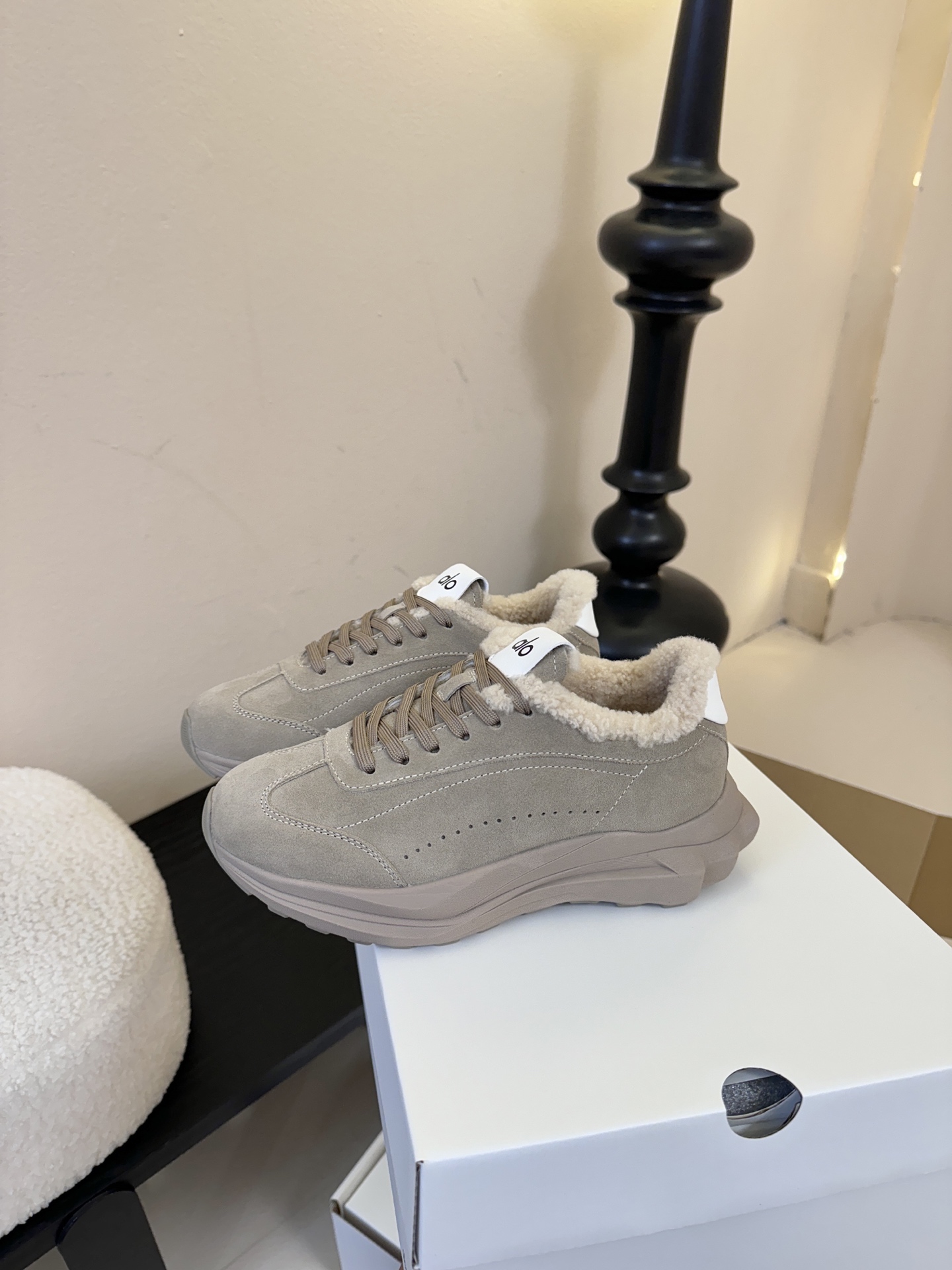 毛里Al* 25ss 新品复古廓形加绒休闲运动鞋鞋口内侧添加毛绒衬里，柔软亲肤，能在秋冬季节有效锁住温暖