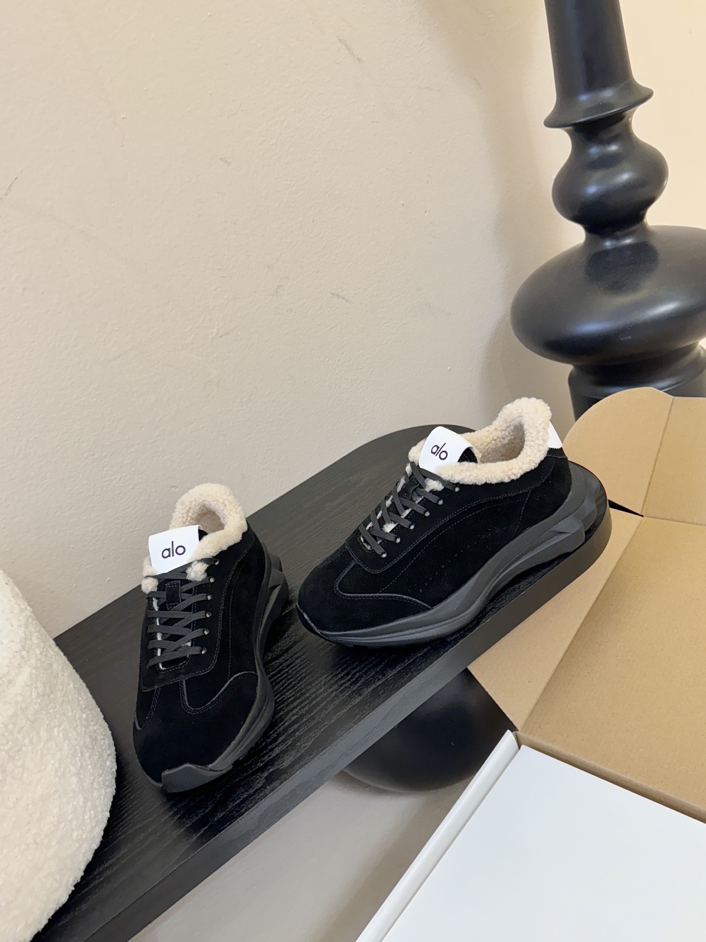 毛里Al* 25ss 新品复古廓形加绒休闲运动鞋鞋口内侧添加毛绒衬里，柔软亲肤，能在秋冬季节有效锁住温暖