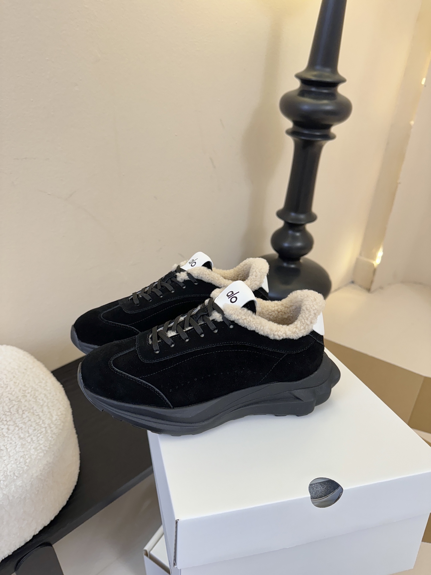 毛里Al* 25ss 新品复古廓形加绒休闲运动鞋鞋口内侧添加毛绒衬里，柔软亲肤，能在秋冬季节有效锁住温暖