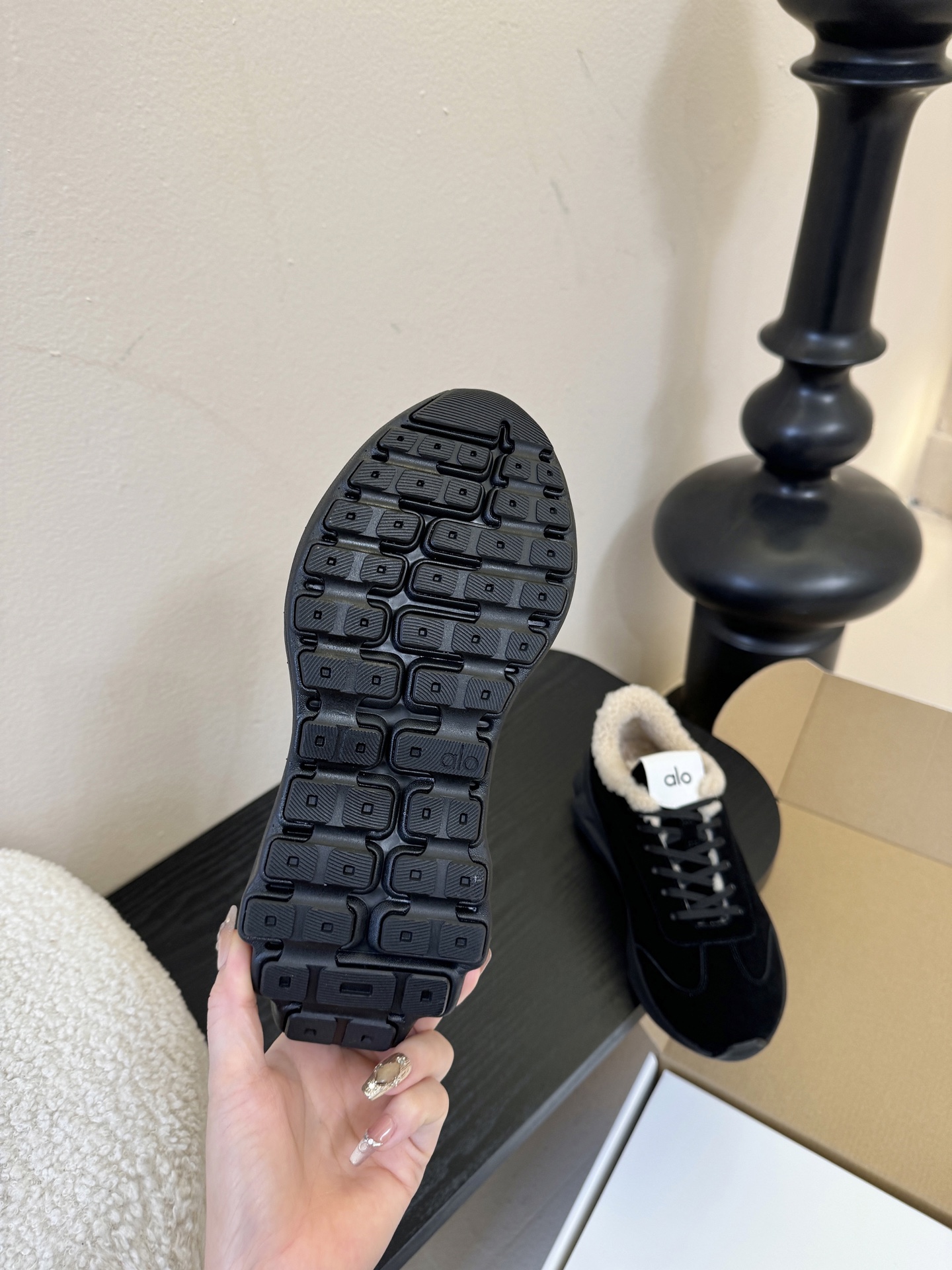 毛里Al* 25ss 新品复古廓形加绒休闲运动鞋鞋口内侧添加毛绒衬里，柔软亲肤，能在秋冬季节有效锁住温暖