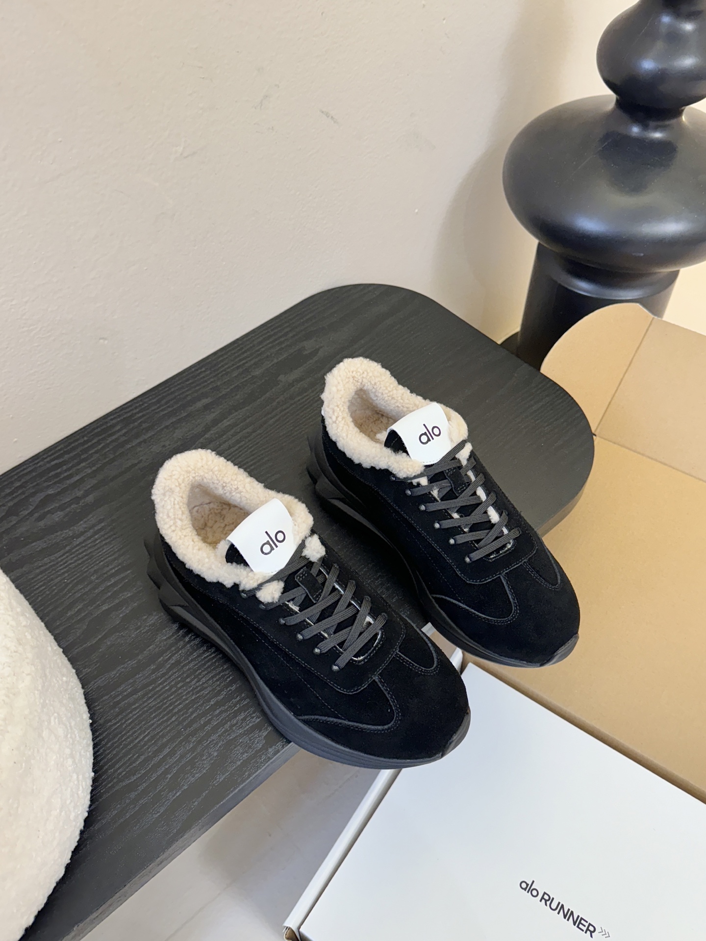 毛里Al* 25ss 新品复古廓形加绒休闲运动鞋鞋口内侧添加毛绒衬里，柔软亲肤，能在秋冬季节有效锁住温暖