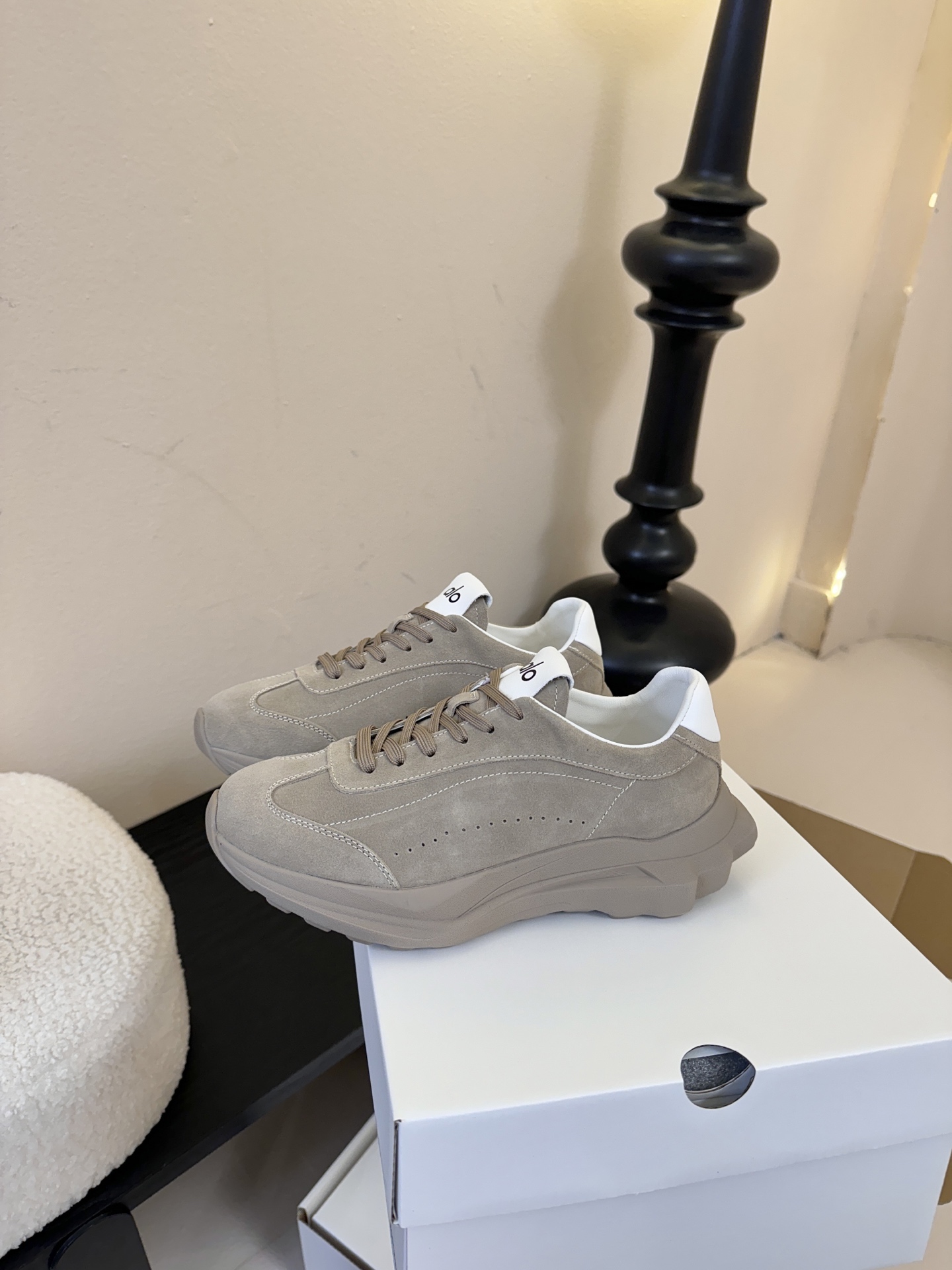 皮里Al* 25ss 新品复古廓形加绒休闲运动鞋鞋口内侧添加毛绒衬里，柔软亲肤，能在秋冬季节有效锁住温暖