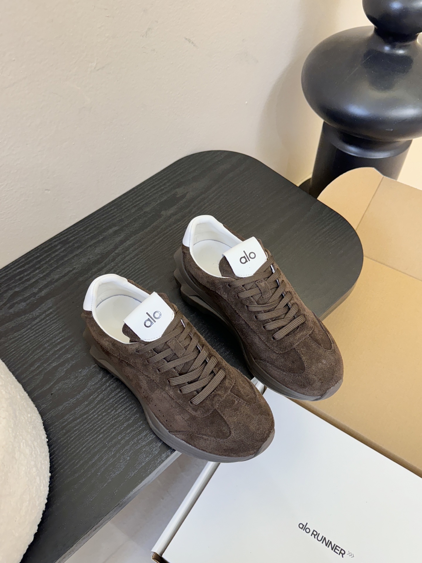 皮里Al* 25ss 新品复古廓形加绒休闲运动鞋鞋口内侧添加毛绒衬里，柔软亲肤，能在秋冬季节有效锁住温暖