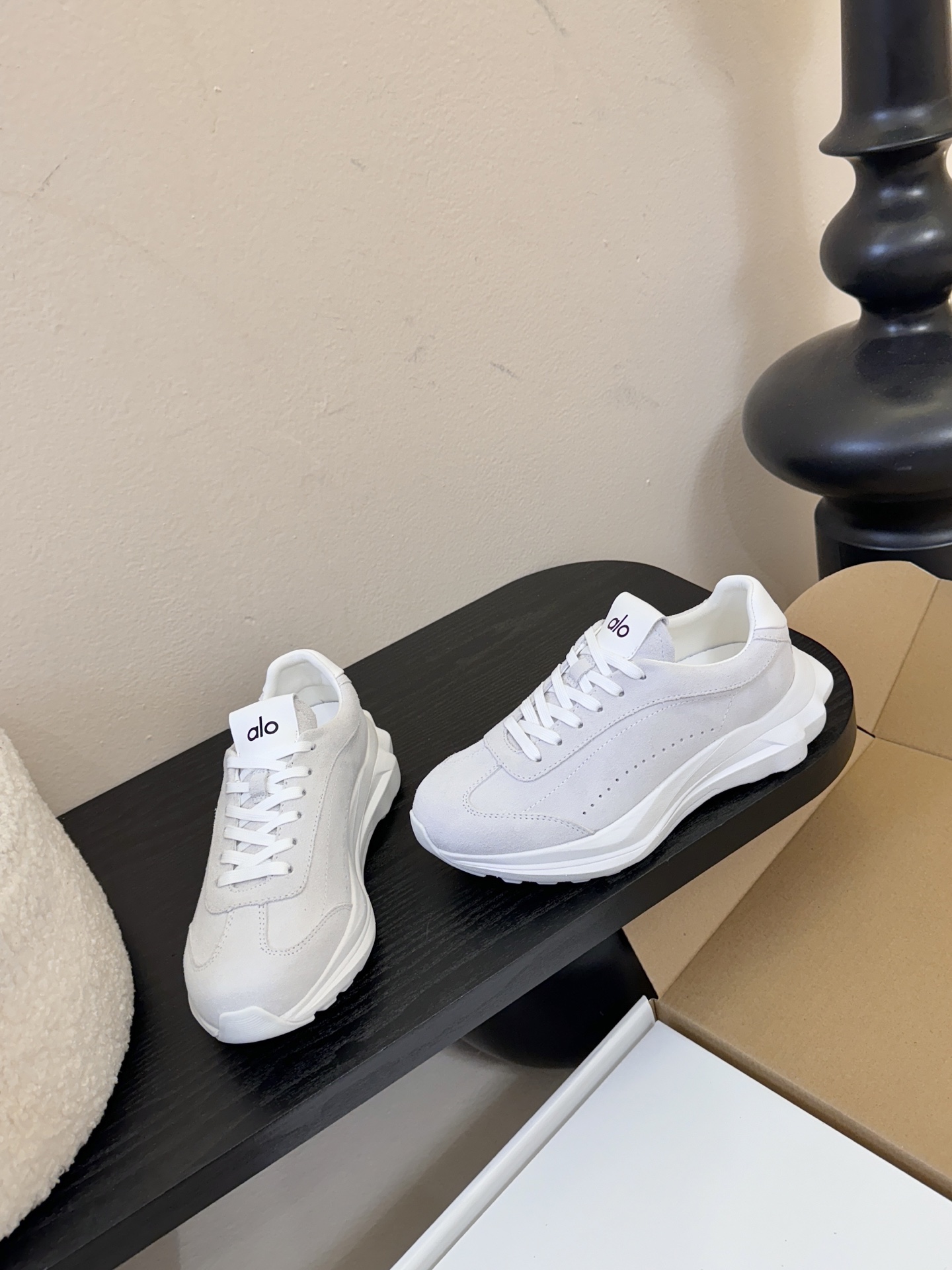 皮里Al* 25ss 新品复古廓形加绒休闲运动鞋鞋口内侧添加毛绒衬里，柔软亲肤，能在秋冬季节有效锁住温暖