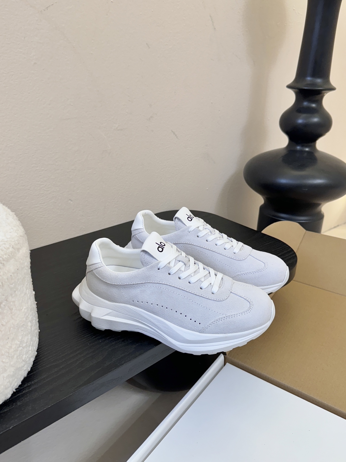 皮里Al* 25ss 新品复古廓形加绒休闲运动鞋鞋口内侧添加毛绒衬里，柔软亲肤，能在秋冬季节有效锁住温暖