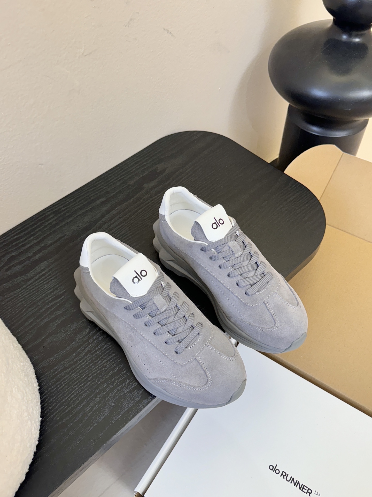 皮里Al* 25ss 新品复古廓形加绒休闲运动鞋鞋口内侧添加毛绒衬里，柔软亲肤，能在秋冬季节有效锁住温暖